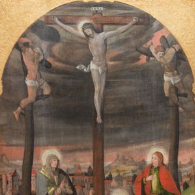 Zdjęcie nr 1: Obraz w formie stojącego prostokąta, pole obrazowe zamknięte półkoliście, w przyłuczach ryta w zaprawie i złocona dekoracja roślinna. Obraz z przedstawieniem grupy Ukrzyżowania. W górnej części kompozycji trzy ukrzyżowane postacie, w centrum Chrystus, flankowany przez dwóch łotrów. Chrystus ukazany jest frontalnie, przybity do krzyża trzema gwoździami. Jego ciało jest szczupłe, w lekkim zwisie, o lekko łukowato wygiętych ramionach, głowa opada na prawy bark. Twarz ma szczupłą, okoloną brodą i włosami sięgającymi ramion, na głowie koronę cierniową. Perizonium ma krótkie, ściśle przylegające do ciała, z rozwianym zwisem na prawym biodrze. Łotrzy ukazani są w trzech czwartych, zwróceni do wewnątrz, mają ręce i nogi przywiązane do belek krzyży. W dolnej części kompozycji ukazani są Maria, św. Jan i św. Maria Magdalena. Po lewej stronie obrazu stoi Maria zwrócona w trzech czwartych w lewo, z rękami złożonymi w geście modlitwy. Ubrana jest w jasnoróżową suknię, obfity niebieski płaszcz z zieloną podszewką, na głowie ma szary welon. Po prawej stronie kompozycji stoi św. Jan, zwrócony w trzech czwartych w prawo, w wykroku, prawą rękę kładzie na piersi, lewą przytrzymuje na boku księgę. Ubrany jest w zieloną tunikę, przepasaną w talii oraz czerwony płaszcz zarzucony na ramiona. U dołu pionowej belki krzyża Chrystusa klęczy Maria Magdalena, która obejmuje ją prawą ręką, lewą zaś wyciera łzy. Ubrana jest w bogatą, żółtą suknię oraz beżowy płaszcz z czerwoną podszewką, na głowie ma biały welon. Scena ukazana jest na tle pejzażu z przedstawieniem miasta oraz zachmurzonym niebem w górnej części. W lewym dolnym rogu obrazu niewielkie postacie trzech klęczących fundatorek i dziecka z rękami złożonymi w geście modlitwy. Pierwsza postać to starsza kobieta, obok niej dwie młode oraz dziecko z krzyżykiem nad głową. Starsza kobieta ubrana jest w płaszcz, rańtuch z podwiką, na głowie ma futrzaną czapkę. Dwie młode kobiety mają długie suknie z łańcuchami na piersi, pelerynki, a na głowach futrzane czapki, dziecko zaś nosi białą szatę.

