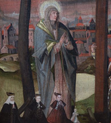 Zdjęcie nr 4: Obraz w formie stojącego prostokąta, pole obrazowe zamknięte półkoliście, w przyłuczach ryta w zaprawie i złocona dekoracja roślinna. Obraz z przedstawieniem grupy Ukrzyżowania. W górnej części kompozycji trzy ukrzyżowane postacie, w centrum Chrystus, flankowany przez dwóch łotrów. Chrystus ukazany jest frontalnie, przybity do krzyża trzema gwoździami. Jego ciało jest szczupłe, w lekkim zwisie, o lekko łukowato wygiętych ramionach, głowa opada na prawy bark. Twarz ma szczupłą, okoloną brodą i włosami sięgającymi ramion, na głowie koronę cierniową. Perizonium ma krótkie, ściśle przylegające do ciała, z rozwianym zwisem na prawym biodrze. Łotrzy ukazani są w trzech czwartych, zwróceni do wewnątrz, mają ręce i nogi przywiązane do belek krzyży. W dolnej części kompozycji ukazani są Maria, św. Jan i św. Maria Magdalena. Po lewej stronie obrazu stoi Maria zwrócona w trzech czwartych w lewo, z rękami złożonymi w geście modlitwy. Ubrana jest w jasnoróżową suknię, obfity niebieski płaszcz z zieloną podszewką, na głowie ma szary welon. Po prawej stronie kompozycji stoi św. Jan, zwrócony w trzech czwartych w prawo, w wykroku, prawą rękę kładzie na piersi, lewą przytrzymuje na boku księgę. Ubrany jest w zieloną tunikę, przepasaną w talii oraz czerwony płaszcz zarzucony na ramiona. U dołu pionowej belki krzyża Chrystusa klęczy Maria Magdalena, która obejmuje ją prawą ręką, lewą zaś wyciera łzy. Ubrana jest w bogatą, żółtą suknię oraz beżowy płaszcz z czerwoną podszewką, na głowie ma biały welon. Scena ukazana jest na tle pejzażu z przedstawieniem miasta oraz zachmurzonym niebem w górnej części. W lewym dolnym rogu obrazu niewielkie postacie trzech klęczących fundatorek i dziecka z rękami złożonymi w geście modlitwy. Pierwsza postać to starsza kobieta, obok niej dwie młode oraz dziecko z krzyżykiem nad głową. Starsza kobieta ubrana jest w płaszcz, rańtuch z podwiką, na głowie ma futrzaną czapkę. Dwie młode kobiety mają długie suknie z łańcuchami na piersi, pelerynki, a na głowach futrzane czapki, dziecko zaś nosi białą szatę.

