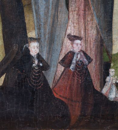 Zdjęcie nr 8: Obraz w formie stojącego prostokąta, pole obrazowe zamknięte półkoliście, w przyłuczach ryta w zaprawie i złocona dekoracja roślinna. Obraz z przedstawieniem grupy Ukrzyżowania. W górnej części kompozycji trzy ukrzyżowane postacie, w centrum Chrystus, flankowany przez dwóch łotrów. Chrystus ukazany jest frontalnie, przybity do krzyża trzema gwoździami. Jego ciało jest szczupłe, w lekkim zwisie, o lekko łukowato wygiętych ramionach, głowa opada na prawy bark. Twarz ma szczupłą, okoloną brodą i włosami sięgającymi ramion, na głowie koronę cierniową. Perizonium ma krótkie, ściśle przylegające do ciała, z rozwianym zwisem na prawym biodrze. Łotrzy ukazani są w trzech czwartych, zwróceni do wewnątrz, mają ręce i nogi przywiązane do belek krzyży. W dolnej części kompozycji ukazani są Maria, św. Jan i św. Maria Magdalena. Po lewej stronie obrazu stoi Maria zwrócona w trzech czwartych w lewo, z rękami złożonymi w geście modlitwy. Ubrana jest w jasnoróżową suknię, obfity niebieski płaszcz z zieloną podszewką, na głowie ma szary welon. Po prawej stronie kompozycji stoi św. Jan, zwrócony w trzech czwartych w prawo, w wykroku, prawą rękę kładzie na piersi, lewą przytrzymuje na boku księgę. Ubrany jest w zieloną tunikę, przepasaną w talii oraz czerwony płaszcz zarzucony na ramiona. U dołu pionowej belki krzyża Chrystusa klęczy Maria Magdalena, która obejmuje ją prawą ręką, lewą zaś wyciera łzy. Ubrana jest w bogatą, żółtą suknię oraz beżowy płaszcz z czerwoną podszewką, na głowie ma biały welon. Scena ukazana jest na tle pejzażu z przedstawieniem miasta oraz zachmurzonym niebem w górnej części. W lewym dolnym rogu obrazu niewielkie postacie trzech klęczących fundatorek i dziecka z rękami złożonymi w geście modlitwy. Pierwsza postać to starsza kobieta, obok niej dwie młode oraz dziecko z krzyżykiem nad głową. Starsza kobieta ubrana jest w płaszcz, rańtuch z podwiką, na głowie ma futrzaną czapkę. Dwie młode kobiety mają długie suknie z łańcuchami na piersi, pelerynki, a na głowach futrzane czapki, dziecko zaś nosi białą szatę.

