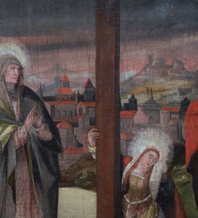 Zdjęcie nr 7: Obraz w formie stojącego prostokąta, pole obrazowe zamknięte półkoliście, w przyłuczach ryta w zaprawie i złocona dekoracja roślinna. Obraz z przedstawieniem grupy Ukrzyżowania. W górnej części kompozycji trzy ukrzyżowane postacie, w centrum Chrystus, flankowany przez dwóch łotrów. Chrystus ukazany jest frontalnie, przybity do krzyża trzema gwoździami. Jego ciało jest szczupłe, w lekkim zwisie, o lekko łukowato wygiętych ramionach, głowa opada na prawy bark. Twarz ma szczupłą, okoloną brodą i włosami sięgającymi ramion, na głowie koronę cierniową. Perizonium ma krótkie, ściśle przylegające do ciała, z rozwianym zwisem na prawym biodrze. Łotrzy ukazani są w trzech czwartych, zwróceni do wewnątrz, mają ręce i nogi przywiązane do belek krzyży. W dolnej części kompozycji ukazani są Maria, św. Jan i św. Maria Magdalena. Po lewej stronie obrazu stoi Maria zwrócona w trzech czwartych w lewo, z rękami złożonymi w geście modlitwy. Ubrana jest w jasnoróżową suknię, obfity niebieski płaszcz z zieloną podszewką, na głowie ma szary welon. Po prawej stronie kompozycji stoi św. Jan, zwrócony w trzech czwartych w prawo, w wykroku, prawą rękę kładzie na piersi, lewą przytrzymuje na boku księgę. Ubrany jest w zieloną tunikę, przepasaną w talii oraz czerwony płaszcz zarzucony na ramiona. U dołu pionowej belki krzyża Chrystusa klęczy Maria Magdalena, która obejmuje ją prawą ręką, lewą zaś wyciera łzy. Ubrana jest w bogatą, żółtą suknię oraz beżowy płaszcz z czerwoną podszewką, na głowie ma biały welon. Scena ukazana jest na tle pejzażu z przedstawieniem miasta oraz zachmurzonym niebem w górnej części. W lewym dolnym rogu obrazu niewielkie postacie trzech klęczących fundatorek i dziecka z rękami złożonymi w geście modlitwy. Pierwsza postać to starsza kobieta, obok niej dwie młode oraz dziecko z krzyżykiem nad głową. Starsza kobieta ubrana jest w płaszcz, rańtuch z podwiką, na głowie ma futrzaną czapkę. Dwie młode kobiety mają długie suknie z łańcuchami na piersi, pelerynki, a na głowach futrzane czapki, dziecko zaś nosi białą szatę.

