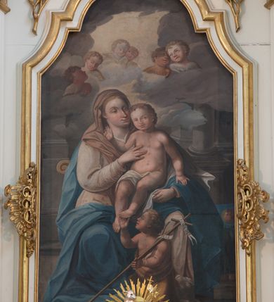 Zdjęcie nr 47: Nastawa architektoniczna, trójosiowa, dwukondygnacyjna ze zwieńczeniem, ustawiona na dwustrefowym cokole. Ołtarz drewniany, prostopadłościenny z drewnianą mensą, w partii antepedium dekorowany trzema płycinami. Na ołtarzu ustawione tabernakulum. Cokół dwustrefowy z wyodrębnionymi prostopadłościanami dekorowanymi w pierwszej strefie płycinami, w drugiej rocaille'owymi płycinami.  Osie pierwszej kondygnacji wydzielone trzema parami kolumn. Oś środkowa flankowana dwiema parami pilastrów i stojącymi przed nimi kolumnami ustawionymi na cokołach, druga para zwrócona pod kątem na zewnątrz. Podpory dźwigają wyłamane na ich osi fragmenty belkowania, środkowa para również przerwany, falisty przyczółek. Na belkowaniu i przyczółku siedzi para puttów i para adorujących aniołów. Pomiędzy parami kolumn ustawione figury św. Anny i św. Elżbiety. W polu głównym znajduje się wnęka w formie stojącego prostokąta zamkniętego łukiem półkolistym nadwieszonym z uskokiem, ujęta profilowaną ramą z obrazem Matki Boskiej z Dzieciątkiem i św. Janem Chrzcicielem. Ponad obrazem rokokowy kartusz z kwiatowymi zwisami, z napisem „EN! / PORTA PATET CURIAE / DEI EXCELSA MATER ET / VIRGO IO! VENITE / S(anctus) Cyprianus”. Osie boczne wydzielone zewnętrzną parą pilastrów i stojących przed nimi kolumn ustawionych na dwustrefowych cokołach, dźwigających imposty i fragmenty przerwanego rocaille'owego przyczółka. Na osiach w partii cokołu znajdują się bramki z drzwiami w kształcie stojącego prostokąta zamkniętego łukiem półkolistym. Ponad nimi na rocaille'owych konsolach, na tle wnęki ujętej rocaille'ową ramą znajdują się figury św. Joachima i Zachariasza. Nad wnękami ażurowa kratka w formie stojącego prostokąta ujęta rocaille'ową ramą. Całość zamknięta rocaille'm z wyodrębnionym pionowym akcentem koguciego grzebienia. Druga kondygnacja flankowana dwiema parami pilastrów, w tym zewnętrzną ustawioną pod kątem na zewnątrz o trzonach przechodzących w spływy wolutowe ustawione na cokołach na belkowaniu pierwszej kondygnacji nastawy. Spływy zakończone są rokokowymi wazonami. Podpory dźwigają gzyms przerwany na polem. Całość zamknięta medalionem z Okiem Opatrzności otoczonym wieńcem z obłoków i uskrzydlonych główek anielskich, w glorii promienistej. U dołu medalionu i na gzymsie znajdują się putta. W polu wnęka w formie stojącego prostokąta zamkniętego łukiem półkolistym nadwieszonym w profilowanej ramie z obrazem św. Kazimierza. Struktura niemal w całości polichromowana w kolorze białym, trzony kolumn polichromowane na sposób imitujący marmoryzację w kolorze biało-różowym, profile i ornamentyka złocone. 