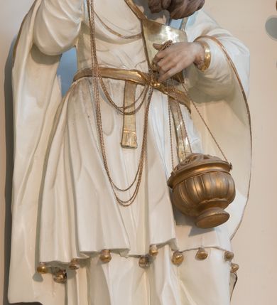 Zdjęcie nr 67: Nastawa architektoniczna, trójosiowa, dwukondygnacyjna ze zwieńczeniem, ustawiona na dwustrefowym cokole. Ołtarz drewniany, prostopadłościenny z drewnianą mensą, w partii antepedium dekorowany trzema płycinami. Na ołtarzu ustawione tabernakulum. Cokół dwustrefowy z wyodrębnionymi prostopadłościanami dekorowanymi w pierwszej strefie płycinami, w drugiej rocaille'owymi płycinami.  Osie pierwszej kondygnacji wydzielone trzema parami kolumn. Oś środkowa flankowana dwiema parami pilastrów i stojącymi przed nimi kolumnami ustawionymi na cokołach, druga para zwrócona pod kątem na zewnątrz. Podpory dźwigają wyłamane na ich osi fragmenty belkowania, środkowa para również przerwany, falisty przyczółek. Na belkowaniu i przyczółku siedzi para puttów i para adorujących aniołów. Pomiędzy parami kolumn ustawione figury św. Anny i św. Elżbiety. W polu głównym znajduje się wnęka w formie stojącego prostokąta zamkniętego łukiem półkolistym nadwieszonym z uskokiem, ujęta profilowaną ramą z obrazem Matki Boskiej z Dzieciątkiem i św. Janem Chrzcicielem. Ponad obrazem rokokowy kartusz z kwiatowymi zwisami, z napisem „EN! / PORTA PATET CURIAE / DEI EXCELSA MATER ET / VIRGO IO! VENITE / S(anctus) Cyprianus”. Osie boczne wydzielone zewnętrzną parą pilastrów i stojących przed nimi kolumn ustawionych na dwustrefowych cokołach, dźwigających imposty i fragmenty przerwanego rocaille'owego przyczółka. Na osiach w partii cokołu znajdują się bramki z drzwiami w kształcie stojącego prostokąta zamkniętego łukiem półkolistym. Ponad nimi na rocaille'owych konsolach, na tle wnęki ujętej rocaille'ową ramą znajdują się figury św. Joachima i Zachariasza. Nad wnękami ażurowa kratka w formie stojącego prostokąta ujęta rocaille'ową ramą. Całość zamknięta rocaille'm z wyodrębnionym pionowym akcentem koguciego grzebienia. Druga kondygnacja flankowana dwiema parami pilastrów, w tym zewnętrzną ustawioną pod kątem na zewnątrz o trzonach przechodzących w spływy wolutowe ustawione na cokołach na belkowaniu pierwszej kondygnacji nastawy. Spływy zakończone są rokokowymi wazonami. Podpory dźwigają gzyms przerwany na polem. Całość zamknięta medalionem z Okiem Opatrzności otoczonym wieńcem z obłoków i uskrzydlonych główek anielskich, w glorii promienistej. U dołu medalionu i na gzymsie znajdują się putta. W polu wnęka w formie stojącego prostokąta zamkniętego łukiem półkolistym nadwieszonym w profilowanej ramie z obrazem św. Kazimierza. Struktura niemal w całości polichromowana w kolorze białym, trzony kolumn polichromowane na sposób imitujący marmoryzację w kolorze biało-różowym, profile i ornamentyka złocone. 