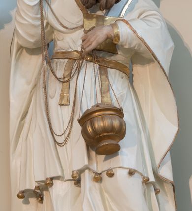 Zdjęcie nr 2: Nastawa architektoniczna, trójosiowa, dwukondygnacyjna ze zwieńczeniem, ustawiona na dwustrefowym cokole. Ołtarz drewniany, prostopadłościenny z drewnianą mensą, w partii antepedium dekorowany trzema płycinami. Na ołtarzu ustawione tabernakulum. Cokół dwustrefowy z wyodrębnionymi prostopadłościanami dekorowanymi w pierwszej strefie płycinami, w drugiej rocaille&#039;owymi płycinami.  Osie pierwszej kondygnacji wydzielone trzema parami kolumn. Oś środkowa flankowana dwiema parami pilastrów i stojącymi przed nimi kolumnami ustawionymi na cokołach, druga para zwrócona pod kątem na zewnątrz. Podpory dźwigają wyłamane na ich osi fragmenty belkowania, środkowa para również przerwany, falisty przyczółek. Na belkowaniu i przyczółku siedzi para puttów i para adorujących aniołów. Pomiędzy parami kolumn ustawione figury św. Anny i św. Elżbiety. W polu głównym znajduje się wnęka w formie stojącego prostokąta zamkniętego łukiem półkolistym nadwieszonym z uskokiem, ujęta profilowaną ramą z obrazem Matki Boskiej z Dzieciątkiem i św. Janem Chrzcicielem. Ponad obrazem rokokowy kartusz z kwiatowymi zwisami, z napisem „EN! / PORTA PATET CURIAE / DEI EXCELSA MATER ET / VIRGO IO! VENITE / S(anctus) Cyprianus”. Osie boczne wydzielone zewnętrzną parą pilastrów i stojących przed nimi kolumn ustawionych na dwustrefowych cokołach, dźwigających imposty i fragmenty przerwanego rocaille&#039;owego przyczółka. Na osiach w partii cokołu znajdują się bramki z drzwiami w kształcie stojącego prostokąta zamkniętego łukiem półkolistym. Ponad nimi na rocaille&#039;owych konsolach, na tle wnęki ujętej rocaille&#039;ową ramą znajdują się figury św. Joachima i Zachariasza. Nad wnękami ażurowa kratka w formie stojącego prostokąta ujęta rocaille&#039;ową ramą. Całość zamknięta rocaille&#039;m z wyodrębnionym pionowym akcentem koguciego grzebienia. Druga kondygnacja flankowana dwiema parami pilastrów, w tym zewnętrzną ustawioną pod kątem na zewnątrz o trzonach przechodzących w spływy wolutowe ustawione na cokołach na belkowaniu pierwszej kondygnacji nastawy. Spływy zakończone są rokokowymi wazonami. Podpory dźwigają gzyms przerwany na polem. Całość zamknięta medalionem z Okiem Opatrzności otoczonym wieńcem z obłoków i uskrzydlonych główek anielskich, w glorii promienistej. U dołu medalionu i na gzymsie znajdują się putta. W polu wnęka w formie stojącego prostokąta zamkniętego łukiem półkolistym nadwieszonym w profilowanej ramie z obrazem św. Kazimierza. Struktura niemal w całości polichromowana w kolorze białym, trzony kolumn polichromowane na sposób imitujący marmoryzację w kolorze biało-różowym, profile i ornamentyka złocone. 