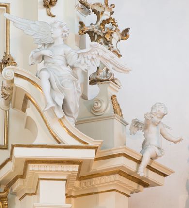 Zdjęcie nr 65: Nastawa architektoniczna, trójosiowa, dwukondygnacyjna ze zwieńczeniem, ustawiona na dwustrefowym cokole. Ołtarz drewniany, prostopadłościenny z drewnianą mensą, w partii antepedium dekorowany trzema płycinami. Na ołtarzu ustawione tabernakulum. Cokół dwustrefowy z wyodrębnionymi prostopadłościanami dekorowanymi w pierwszej strefie płycinami, w drugiej rocaille'owymi płycinami.  Osie pierwszej kondygnacji wydzielone trzema parami kolumn. Oś środkowa flankowana dwiema parami pilastrów i stojącymi przed nimi kolumnami ustawionymi na cokołach, druga para zwrócona pod kątem na zewnątrz. Podpory dźwigają wyłamane na ich osi fragmenty belkowania, środkowa para również przerwany, falisty przyczółek. Na belkowaniu i przyczółku siedzi para puttów i para adorujących aniołów. Pomiędzy parami kolumn ustawione figury św. Anny i św. Elżbiety. W polu głównym znajduje się wnęka w formie stojącego prostokąta zamkniętego łukiem półkolistym nadwieszonym z uskokiem, ujęta profilowaną ramą z obrazem Matki Boskiej z Dzieciątkiem i św. Janem Chrzcicielem. Ponad obrazem rokokowy kartusz z kwiatowymi zwisami, z napisem „EN! / PORTA PATET CURIAE / DEI EXCELSA MATER ET / VIRGO IO! VENITE / S(anctus) Cyprianus”. Osie boczne wydzielone zewnętrzną parą pilastrów i stojących przed nimi kolumn ustawionych na dwustrefowych cokołach, dźwigających imposty i fragmenty przerwanego rocaille'owego przyczółka. Na osiach w partii cokołu znajdują się bramki z drzwiami w kształcie stojącego prostokąta zamkniętego łukiem półkolistym. Ponad nimi na rocaille'owych konsolach, na tle wnęki ujętej rocaille'ową ramą znajdują się figury św. Joachima i Zachariasza. Nad wnękami ażurowa kratka w formie stojącego prostokąta ujęta rocaille'ową ramą. Całość zamknięta rocaille'm z wyodrębnionym pionowym akcentem koguciego grzebienia. Druga kondygnacja flankowana dwiema parami pilastrów, w tym zewnętrzną ustawioną pod kątem na zewnątrz o trzonach przechodzących w spływy wolutowe ustawione na cokołach na belkowaniu pierwszej kondygnacji nastawy. Spływy zakończone są rokokowymi wazonami. Podpory dźwigają gzyms przerwany na polem. Całość zamknięta medalionem z Okiem Opatrzności otoczonym wieńcem z obłoków i uskrzydlonych główek anielskich, w glorii promienistej. U dołu medalionu i na gzymsie znajdują się putta. W polu wnęka w formie stojącego prostokąta zamkniętego łukiem półkolistym nadwieszonym w profilowanej ramie z obrazem św. Kazimierza. Struktura niemal w całości polichromowana w kolorze białym, trzony kolumn polichromowane na sposób imitujący marmoryzację w kolorze biało-różowym, profile i ornamentyka złocone. 