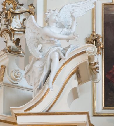 Zdjęcie nr 64: Nastawa architektoniczna, trójosiowa, dwukondygnacyjna ze zwieńczeniem, ustawiona na dwustrefowym cokole. Ołtarz drewniany, prostopadłościenny z drewnianą mensą, w partii antepedium dekorowany trzema płycinami. Na ołtarzu ustawione tabernakulum. Cokół dwustrefowy z wyodrębnionymi prostopadłościanami dekorowanymi w pierwszej strefie płycinami, w drugiej rocaille'owymi płycinami.  Osie pierwszej kondygnacji wydzielone trzema parami kolumn. Oś środkowa flankowana dwiema parami pilastrów i stojącymi przed nimi kolumnami ustawionymi na cokołach, druga para zwrócona pod kątem na zewnątrz. Podpory dźwigają wyłamane na ich osi fragmenty belkowania, środkowa para również przerwany, falisty przyczółek. Na belkowaniu i przyczółku siedzi para puttów i para adorujących aniołów. Pomiędzy parami kolumn ustawione figury św. Anny i św. Elżbiety. W polu głównym znajduje się wnęka w formie stojącego prostokąta zamkniętego łukiem półkolistym nadwieszonym z uskokiem, ujęta profilowaną ramą z obrazem Matki Boskiej z Dzieciątkiem i św. Janem Chrzcicielem. Ponad obrazem rokokowy kartusz z kwiatowymi zwisami, z napisem „EN! / PORTA PATET CURIAE / DEI EXCELSA MATER ET / VIRGO IO! VENITE / S(anctus) Cyprianus”. Osie boczne wydzielone zewnętrzną parą pilastrów i stojących przed nimi kolumn ustawionych na dwustrefowych cokołach, dźwigających imposty i fragmenty przerwanego rocaille'owego przyczółka. Na osiach w partii cokołu znajdują się bramki z drzwiami w kształcie stojącego prostokąta zamkniętego łukiem półkolistym. Ponad nimi na rocaille'owych konsolach, na tle wnęki ujętej rocaille'ową ramą znajdują się figury św. Joachima i Zachariasza. Nad wnękami ażurowa kratka w formie stojącego prostokąta ujęta rocaille'ową ramą. Całość zamknięta rocaille'm z wyodrębnionym pionowym akcentem koguciego grzebienia. Druga kondygnacja flankowana dwiema parami pilastrów, w tym zewnętrzną ustawioną pod kątem na zewnątrz o trzonach przechodzących w spływy wolutowe ustawione na cokołach na belkowaniu pierwszej kondygnacji nastawy. Spływy zakończone są rokokowymi wazonami. Podpory dźwigają gzyms przerwany na polem. Całość zamknięta medalionem z Okiem Opatrzności otoczonym wieńcem z obłoków i uskrzydlonych główek anielskich, w glorii promienistej. U dołu medalionu i na gzymsie znajdują się putta. W polu wnęka w formie stojącego prostokąta zamkniętego łukiem półkolistym nadwieszonym w profilowanej ramie z obrazem św. Kazimierza. Struktura niemal w całości polichromowana w kolorze białym, trzony kolumn polichromowane na sposób imitujący marmoryzację w kolorze biało-różowym, profile i ornamentyka złocone. 