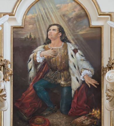 Zdjęcie nr 59: Nastawa architektoniczna, trójosiowa, dwukondygnacyjna ze zwieńczeniem, ustawiona na dwustrefowym cokole. Ołtarz drewniany, prostopadłościenny z drewnianą mensą, w partii antepedium dekorowany trzema płycinami. Na ołtarzu ustawione tabernakulum. Cokół dwustrefowy z wyodrębnionymi prostopadłościanami dekorowanymi w pierwszej strefie płycinami, w drugiej rocaille'owymi płycinami.  Osie pierwszej kondygnacji wydzielone trzema parami kolumn. Oś środkowa flankowana dwiema parami pilastrów i stojącymi przed nimi kolumnami ustawionymi na cokołach, druga para zwrócona pod kątem na zewnątrz. Podpory dźwigają wyłamane na ich osi fragmenty belkowania, środkowa para również przerwany, falisty przyczółek. Na belkowaniu i przyczółku siedzi para puttów i para adorujących aniołów. Pomiędzy parami kolumn ustawione figury św. Anny i św. Elżbiety. W polu głównym znajduje się wnęka w formie stojącego prostokąta zamkniętego łukiem półkolistym nadwieszonym z uskokiem, ujęta profilowaną ramą z obrazem Matki Boskiej z Dzieciątkiem i św. Janem Chrzcicielem. Ponad obrazem rokokowy kartusz z kwiatowymi zwisami, z napisem „EN! / PORTA PATET CURIAE / DEI EXCELSA MATER ET / VIRGO IO! VENITE / S(anctus) Cyprianus”. Osie boczne wydzielone zewnętrzną parą pilastrów i stojących przed nimi kolumn ustawionych na dwustrefowych cokołach, dźwigających imposty i fragmenty przerwanego rocaille'owego przyczółka. Na osiach w partii cokołu znajdują się bramki z drzwiami w kształcie stojącego prostokąta zamkniętego łukiem półkolistym. Ponad nimi na rocaille'owych konsolach, na tle wnęki ujętej rocaille'ową ramą znajdują się figury św. Joachima i Zachariasza. Nad wnękami ażurowa kratka w formie stojącego prostokąta ujęta rocaille'ową ramą. Całość zamknięta rocaille'm z wyodrębnionym pionowym akcentem koguciego grzebienia. Druga kondygnacja flankowana dwiema parami pilastrów, w tym zewnętrzną ustawioną pod kątem na zewnątrz o trzonach przechodzących w spływy wolutowe ustawione na cokołach na belkowaniu pierwszej kondygnacji nastawy. Spływy zakończone są rokokowymi wazonami. Podpory dźwigają gzyms przerwany na polem. Całość zamknięta medalionem z Okiem Opatrzności otoczonym wieńcem z obłoków i uskrzydlonych główek anielskich, w glorii promienistej. U dołu medalionu i na gzymsie znajdują się putta. W polu wnęka w formie stojącego prostokąta zamkniętego łukiem półkolistym nadwieszonym w profilowanej ramie z obrazem św. Kazimierza. Struktura niemal w całości polichromowana w kolorze białym, trzony kolumn polichromowane na sposób imitujący marmoryzację w kolorze biało-różowym, profile i ornamentyka złocone. 
