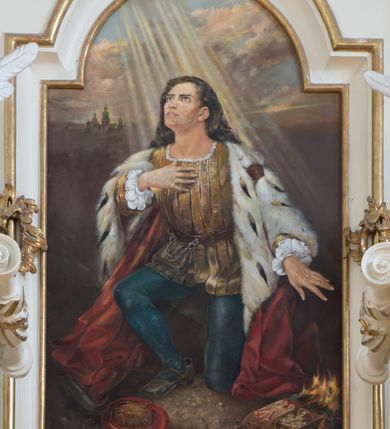 Zdjęcie nr 60: Nastawa architektoniczna, trójosiowa, dwukondygnacyjna ze zwieńczeniem, ustawiona na dwustrefowym cokole. Ołtarz drewniany, prostopadłościenny z drewnianą mensą, w partii antepedium dekorowany trzema płycinami. Na ołtarzu ustawione tabernakulum. Cokół dwustrefowy z wyodrębnionymi prostopadłościanami dekorowanymi w pierwszej strefie płycinami, w drugiej rocaille'owymi płycinami.  Osie pierwszej kondygnacji wydzielone trzema parami kolumn. Oś środkowa flankowana dwiema parami pilastrów i stojącymi przed nimi kolumnami ustawionymi na cokołach, druga para zwrócona pod kątem na zewnątrz. Podpory dźwigają wyłamane na ich osi fragmenty belkowania, środkowa para również przerwany, falisty przyczółek. Na belkowaniu i przyczółku siedzi para puttów i para adorujących aniołów. Pomiędzy parami kolumn ustawione figury św. Anny i św. Elżbiety. W polu głównym znajduje się wnęka w formie stojącego prostokąta zamkniętego łukiem półkolistym nadwieszonym z uskokiem, ujęta profilowaną ramą z obrazem Matki Boskiej z Dzieciątkiem i św. Janem Chrzcicielem. Ponad obrazem rokokowy kartusz z kwiatowymi zwisami, z napisem „EN! / PORTA PATET CURIAE / DEI EXCELSA MATER ET / VIRGO IO! VENITE / S(anctus) Cyprianus”. Osie boczne wydzielone zewnętrzną parą pilastrów i stojących przed nimi kolumn ustawionych na dwustrefowych cokołach, dźwigających imposty i fragmenty przerwanego rocaille'owego przyczółka. Na osiach w partii cokołu znajdują się bramki z drzwiami w kształcie stojącego prostokąta zamkniętego łukiem półkolistym. Ponad nimi na rocaille'owych konsolach, na tle wnęki ujętej rocaille'ową ramą znajdują się figury św. Joachima i Zachariasza. Nad wnękami ażurowa kratka w formie stojącego prostokąta ujęta rocaille'ową ramą. Całość zamknięta rocaille'm z wyodrębnionym pionowym akcentem koguciego grzebienia. Druga kondygnacja flankowana dwiema parami pilastrów, w tym zewnętrzną ustawioną pod kątem na zewnątrz o trzonach przechodzących w spływy wolutowe ustawione na cokołach na belkowaniu pierwszej kondygnacji nastawy. Spływy zakończone są rokokowymi wazonami. Podpory dźwigają gzyms przerwany na polem. Całość zamknięta medalionem z Okiem Opatrzności otoczonym wieńcem z obłoków i uskrzydlonych główek anielskich, w glorii promienistej. U dołu medalionu i na gzymsie znajdują się putta. W polu wnęka w formie stojącego prostokąta zamkniętego łukiem półkolistym nadwieszonym w profilowanej ramie z obrazem św. Kazimierza. Struktura niemal w całości polichromowana w kolorze białym, trzony kolumn polichromowane na sposób imitujący marmoryzację w kolorze biało-różowym, profile i ornamentyka złocone. 