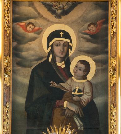 Zdjęcie nr 49: Nastawa architektoniczna, trójosiowa, dwukondygnacyjna ze zwieńczeniem, ustawiona na dwustrefowym cokole. Ołtarz drewniany, prostopadłościenny z drewnianą mensą, w partii antepedium dekorowany trzema płycinami. Na ołtarzu ustawione tabernakulum. Cokół dwustrefowy z wyodrębnionymi prostopadłościanami dekorowanymi w pierwszej strefie płycinami, w drugiej rocaille'owymi płycinami.  Osie pierwszej kondygnacji wydzielone trzema parami kolumn. Oś środkowa flankowana dwiema parami pilastrów i stojącymi przed nimi kolumnami ustawionymi na cokołach, druga para zwrócona pod kątem na zewnątrz. Podpory dźwigają wyłamane na ich osi fragmenty belkowania, środkowa para również przerwany, falisty przyczółek. Na belkowaniu i przyczółku siedzi para puttów i para adorujących aniołów. Pomiędzy parami kolumn ustawione figury św. Anny i św. Elżbiety. W polu głównym znajduje się wnęka w formie stojącego prostokąta zamkniętego łukiem półkolistym nadwieszonym z uskokiem, ujęta profilowaną ramą z obrazem Matki Boskiej z Dzieciątkiem i św. Janem Chrzcicielem. Ponad obrazem rokokowy kartusz z kwiatowymi zwisami, z napisem „EN! / PORTA PATET CURIAE / DEI EXCELSA MATER ET / VIRGO IO! VENITE / S(anctus) Cyprianus”. Osie boczne wydzielone zewnętrzną parą pilastrów i stojących przed nimi kolumn ustawionych na dwustrefowych cokołach, dźwigających imposty i fragmenty przerwanego rocaille'owego przyczółka. Na osiach w partii cokołu znajdują się bramki z drzwiami w kształcie stojącego prostokąta zamkniętego łukiem półkolistym. Ponad nimi na rocaille'owych konsolach, na tle wnęki ujętej rocaille'ową ramą znajdują się figury św. Joachima i Zachariasza. Nad wnękami ażurowa kratka w formie stojącego prostokąta ujęta rocaille'ową ramą. Całość zamknięta rocaille'm z wyodrębnionym pionowym akcentem koguciego grzebienia. Druga kondygnacja flankowana dwiema parami pilastrów, w tym zewnętrzną ustawioną pod kątem na zewnątrz o trzonach przechodzących w spływy wolutowe ustawione na cokołach na belkowaniu pierwszej kondygnacji nastawy. Spływy zakończone są rokokowymi wazonami. Podpory dźwigają gzyms przerwany na polem. Całość zamknięta medalionem z Okiem Opatrzności otoczonym wieńcem z obłoków i uskrzydlonych główek anielskich, w glorii promienistej. U dołu medalionu i na gzymsie znajdują się putta. W polu wnęka w formie stojącego prostokąta zamkniętego łukiem półkolistym nadwieszonym w profilowanej ramie z obrazem św. Kazimierza. Struktura niemal w całości polichromowana w kolorze białym, trzony kolumn polichromowane na sposób imitujący marmoryzację w kolorze biało-różowym, profile i ornamentyka złocone. 