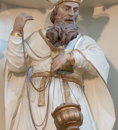 Zdjęcie nr 8: Nastawa architektoniczna, trójosiowa, dwukondygnacyjna ze zwieńczeniem, ustawiona na dwustrefowym cokole. Ołtarz drewniany, prostopadłościenny z drewnianą mensą, w partii antepedium dekorowany trzema płycinami. Na ołtarzu ustawione tabernakulum. Cokół dwustrefowy z wyodrębnionymi prostopadłościanami dekorowanymi w pierwszej strefie płycinami, w drugiej rocaille&#039;owymi płycinami.  Osie pierwszej kondygnacji wydzielone trzema parami kolumn. Oś środkowa flankowana dwiema parami pilastrów i stojącymi przed nimi kolumnami ustawionymi na cokołach, druga para zwrócona pod kątem na zewnątrz. Podpory dźwigają wyłamane na ich osi fragmenty belkowania, środkowa para również przerwany, falisty przyczółek. Na belkowaniu i przyczółku siedzi para puttów i para adorujących aniołów. Pomiędzy parami kolumn ustawione figury św. Anny i św. Elżbiety. W polu głównym znajduje się wnęka w formie stojącego prostokąta zamkniętego łukiem półkolistym nadwieszonym z uskokiem, ujęta profilowaną ramą z obrazem Matki Boskiej z Dzieciątkiem i św. Janem Chrzcicielem. Ponad obrazem rokokowy kartusz z kwiatowymi zwisami, z napisem „EN! / PORTA PATET CURIAE / DEI EXCELSA MATER ET / VIRGO IO! VENITE / S(anctus) Cyprianus”. Osie boczne wydzielone zewnętrzną parą pilastrów i stojących przed nimi kolumn ustawionych na dwustrefowych cokołach, dźwigających imposty i fragmenty przerwanego rocaille&#039;owego przyczółka. Na osiach w partii cokołu znajdują się bramki z drzwiami w kształcie stojącego prostokąta zamkniętego łukiem półkolistym. Ponad nimi na rocaille&#039;owych konsolach, na tle wnęki ujętej rocaille&#039;ową ramą znajdują się figury św. Joachima i Zachariasza. Nad wnękami ażurowa kratka w formie stojącego prostokąta ujęta rocaille&#039;ową ramą. Całość zamknięta rocaille&#039;m z wyodrębnionym pionowym akcentem koguciego grzebienia. Druga kondygnacja flankowana dwiema parami pilastrów, w tym zewnętrzną ustawioną pod kątem na zewnątrz o trzonach przechodzących w spływy wolutowe ustawione na cokołach na belkowaniu pierwszej kondygnacji nastawy. Spływy zakończone są rokokowymi wazonami. Podpory dźwigają gzyms przerwany na polem. Całość zamknięta medalionem z Okiem Opatrzności otoczonym wieńcem z obłoków i uskrzydlonych główek anielskich, w glorii promienistej. U dołu medalionu i na gzymsie znajdują się putta. W polu wnęka w formie stojącego prostokąta zamkniętego łukiem półkolistym nadwieszonym w profilowanej ramie z obrazem św. Kazimierza. Struktura niemal w całości polichromowana w kolorze białym, trzony kolumn polichromowane na sposób imitujący marmoryzację w kolorze biało-różowym, profile i ornamentyka złocone. 