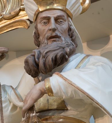 Zdjęcie nr 7: Nastawa architektoniczna, trójosiowa, dwukondygnacyjna ze zwieńczeniem, ustawiona na dwustrefowym cokole. Ołtarz drewniany, prostopadłościenny z drewnianą mensą, w partii antepedium dekorowany trzema płycinami. Na ołtarzu ustawione tabernakulum. Cokół dwustrefowy z wyodrębnionymi prostopadłościanami dekorowanymi w pierwszej strefie płycinami, w drugiej rocaille&#039;owymi płycinami.  Osie pierwszej kondygnacji wydzielone trzema parami kolumn. Oś środkowa flankowana dwiema parami pilastrów i stojącymi przed nimi kolumnami ustawionymi na cokołach, druga para zwrócona pod kątem na zewnątrz. Podpory dźwigają wyłamane na ich osi fragmenty belkowania, środkowa para również przerwany, falisty przyczółek. Na belkowaniu i przyczółku siedzi para puttów i para adorujących aniołów. Pomiędzy parami kolumn ustawione figury św. Anny i św. Elżbiety. W polu głównym znajduje się wnęka w formie stojącego prostokąta zamkniętego łukiem półkolistym nadwieszonym z uskokiem, ujęta profilowaną ramą z obrazem Matki Boskiej z Dzieciątkiem i św. Janem Chrzcicielem. Ponad obrazem rokokowy kartusz z kwiatowymi zwisami, z napisem „EN! / PORTA PATET CURIAE / DEI EXCELSA MATER ET / VIRGO IO! VENITE / S(anctus) Cyprianus”. Osie boczne wydzielone zewnętrzną parą pilastrów i stojących przed nimi kolumn ustawionych na dwustrefowych cokołach, dźwigających imposty i fragmenty przerwanego rocaille&#039;owego przyczółka. Na osiach w partii cokołu znajdują się bramki z drzwiami w kształcie stojącego prostokąta zamkniętego łukiem półkolistym. Ponad nimi na rocaille&#039;owych konsolach, na tle wnęki ujętej rocaille&#039;ową ramą znajdują się figury św. Joachima i Zachariasza. Nad wnękami ażurowa kratka w formie stojącego prostokąta ujęta rocaille&#039;ową ramą. Całość zamknięta rocaille&#039;m z wyodrębnionym pionowym akcentem koguciego grzebienia. Druga kondygnacja flankowana dwiema parami pilastrów, w tym zewnętrzną ustawioną pod kątem na zewnątrz o trzonach przechodzących w spływy wolutowe ustawione na cokołach na belkowaniu pierwszej kondygnacji nastawy. Spływy zakończone są rokokowymi wazonami. Podpory dźwigają gzyms przerwany na polem. Całość zamknięta medalionem z Okiem Opatrzności otoczonym wieńcem z obłoków i uskrzydlonych główek anielskich, w glorii promienistej. U dołu medalionu i na gzymsie znajdują się putta. W polu wnęka w formie stojącego prostokąta zamkniętego łukiem półkolistym nadwieszonym w profilowanej ramie z obrazem św. Kazimierza. Struktura niemal w całości polichromowana w kolorze białym, trzony kolumn polichromowane na sposób imitujący marmoryzację w kolorze biało-różowym, profile i ornamentyka złocone. 