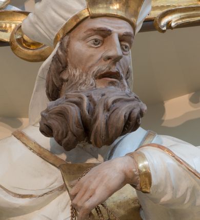 Zdjęcie nr 6: Nastawa architektoniczna, trójosiowa, dwukondygnacyjna ze zwieńczeniem, ustawiona na dwustrefowym cokole. Ołtarz drewniany, prostopadłościenny z drewnianą mensą, w partii antepedium dekorowany trzema płycinami. Na ołtarzu ustawione tabernakulum. Cokół dwustrefowy z wyodrębnionymi prostopadłościanami dekorowanymi w pierwszej strefie płycinami, w drugiej rocaille&#039;owymi płycinami.  Osie pierwszej kondygnacji wydzielone trzema parami kolumn. Oś środkowa flankowana dwiema parami pilastrów i stojącymi przed nimi kolumnami ustawionymi na cokołach, druga para zwrócona pod kątem na zewnątrz. Podpory dźwigają wyłamane na ich osi fragmenty belkowania, środkowa para również przerwany, falisty przyczółek. Na belkowaniu i przyczółku siedzi para puttów i para adorujących aniołów. Pomiędzy parami kolumn ustawione figury św. Anny i św. Elżbiety. W polu głównym znajduje się wnęka w formie stojącego prostokąta zamkniętego łukiem półkolistym nadwieszonym z uskokiem, ujęta profilowaną ramą z obrazem Matki Boskiej z Dzieciątkiem i św. Janem Chrzcicielem. Ponad obrazem rokokowy kartusz z kwiatowymi zwisami, z napisem „EN! / PORTA PATET CURIAE / DEI EXCELSA MATER ET / VIRGO IO! VENITE / S(anctus) Cyprianus”. Osie boczne wydzielone zewnętrzną parą pilastrów i stojących przed nimi kolumn ustawionych na dwustrefowych cokołach, dźwigających imposty i fragmenty przerwanego rocaille&#039;owego przyczółka. Na osiach w partii cokołu znajdują się bramki z drzwiami w kształcie stojącego prostokąta zamkniętego łukiem półkolistym. Ponad nimi na rocaille&#039;owych konsolach, na tle wnęki ujętej rocaille&#039;ową ramą znajdują się figury św. Joachima i Zachariasza. Nad wnękami ażurowa kratka w formie stojącego prostokąta ujęta rocaille&#039;ową ramą. Całość zamknięta rocaille&#039;m z wyodrębnionym pionowym akcentem koguciego grzebienia. Druga kondygnacja flankowana dwiema parami pilastrów, w tym zewnętrzną ustawioną pod kątem na zewnątrz o trzonach przechodzących w spływy wolutowe ustawione na cokołach na belkowaniu pierwszej kondygnacji nastawy. Spływy zakończone są rokokowymi wazonami. Podpory dźwigają gzyms przerwany na polem. Całość zamknięta medalionem z Okiem Opatrzności otoczonym wieńcem z obłoków i uskrzydlonych główek anielskich, w glorii promienistej. U dołu medalionu i na gzymsie znajdują się putta. W polu wnęka w formie stojącego prostokąta zamkniętego łukiem półkolistym nadwieszonym w profilowanej ramie z obrazem św. Kazimierza. Struktura niemal w całości polichromowana w kolorze białym, trzony kolumn polichromowane na sposób imitujący marmoryzację w kolorze biało-różowym, profile i ornamentyka złocone. 