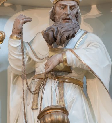 Zdjęcie nr 11: Nastawa architektoniczna, trójosiowa, dwukondygnacyjna ze zwieńczeniem, ustawiona na dwustrefowym cokole. Ołtarz drewniany, prostopadłościenny z drewnianą mensą, w partii antepedium dekorowany trzema płycinami. Na ołtarzu ustawione tabernakulum. Cokół dwustrefowy z wyodrębnionymi prostopadłościanami dekorowanymi w pierwszej strefie płycinami, w drugiej rocaille&#039;owymi płycinami.  Osie pierwszej kondygnacji wydzielone trzema parami kolumn. Oś środkowa flankowana dwiema parami pilastrów i stojącymi przed nimi kolumnami ustawionymi na cokołach, druga para zwrócona pod kątem na zewnątrz. Podpory dźwigają wyłamane na ich osi fragmenty belkowania, środkowa para również przerwany, falisty przyczółek. Na belkowaniu i przyczółku siedzi para puttów i para adorujących aniołów. Pomiędzy parami kolumn ustawione figury św. Anny i św. Elżbiety. W polu głównym znajduje się wnęka w formie stojącego prostokąta zamkniętego łukiem półkolistym nadwieszonym z uskokiem, ujęta profilowaną ramą z obrazem Matki Boskiej z Dzieciątkiem i św. Janem Chrzcicielem. Ponad obrazem rokokowy kartusz z kwiatowymi zwisami, z napisem „EN! / PORTA PATET CURIAE / DEI EXCELSA MATER ET / VIRGO IO! VENITE / S(anctus) Cyprianus”. Osie boczne wydzielone zewnętrzną parą pilastrów i stojących przed nimi kolumn ustawionych na dwustrefowych cokołach, dźwigających imposty i fragmenty przerwanego rocaille&#039;owego przyczółka. Na osiach w partii cokołu znajdują się bramki z drzwiami w kształcie stojącego prostokąta zamkniętego łukiem półkolistym. Ponad nimi na rocaille&#039;owych konsolach, na tle wnęki ujętej rocaille&#039;ową ramą znajdują się figury św. Joachima i Zachariasza. Nad wnękami ażurowa kratka w formie stojącego prostokąta ujęta rocaille&#039;ową ramą. Całość zamknięta rocaille&#039;m z wyodrębnionym pionowym akcentem koguciego grzebienia. Druga kondygnacja flankowana dwiema parami pilastrów, w tym zewnętrzną ustawioną pod kątem na zewnątrz o trzonach przechodzących w spływy wolutowe ustawione na cokołach na belkowaniu pierwszej kondygnacji nastawy. Spływy zakończone są rokokowymi wazonami. Podpory dźwigają gzyms przerwany na polem. Całość zamknięta medalionem z Okiem Opatrzności otoczonym wieńcem z obłoków i uskrzydlonych główek anielskich, w glorii promienistej. U dołu medalionu i na gzymsie znajdują się putta. W polu wnęka w formie stojącego prostokąta zamkniętego łukiem półkolistym nadwieszonym w profilowanej ramie z obrazem św. Kazimierza. Struktura niemal w całości polichromowana w kolorze białym, trzony kolumn polichromowane na sposób imitujący marmoryzację w kolorze biało-różowym, profile i ornamentyka złocone. 