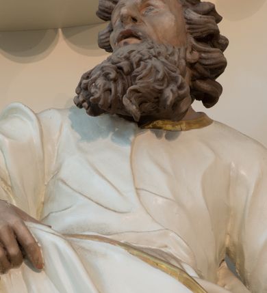 Zdjęcie nr 12: Nastawa architektoniczna, trójosiowa, dwukondygnacyjna ze zwieńczeniem, ustawiona na dwustrefowym cokole. Ołtarz drewniany, prostopadłościenny z drewnianą mensą, w partii antepedium dekorowany trzema płycinami. Na ołtarzu ustawione tabernakulum. Cokół dwustrefowy z wyodrębnionymi prostopadłościanami dekorowanymi w pierwszej strefie płycinami, w drugiej rocaille'owymi płycinami.  Osie pierwszej kondygnacji wydzielone trzema parami kolumn. Oś środkowa flankowana dwiema parami pilastrów i stojącymi przed nimi kolumnami ustawionymi na cokołach, druga para zwrócona pod kątem na zewnątrz. Podpory dźwigają wyłamane na ich osi fragmenty belkowania, środkowa para również przerwany, falisty przyczółek. Na belkowaniu i przyczółku siedzi para puttów i para adorujących aniołów. Pomiędzy parami kolumn ustawione figury św. Anny i św. Elżbiety. W polu głównym znajduje się wnęka w formie stojącego prostokąta zamkniętego łukiem półkolistym nadwieszonym z uskokiem, ujęta profilowaną ramą z obrazem Matki Boskiej z Dzieciątkiem i św. Janem Chrzcicielem. Ponad obrazem rokokowy kartusz z kwiatowymi zwisami, z napisem „EN! / PORTA PATET CURIAE / DEI EXCELSA MATER ET / VIRGO IO! VENITE / S(anctus) Cyprianus”. Osie boczne wydzielone zewnętrzną parą pilastrów i stojących przed nimi kolumn ustawionych na dwustrefowych cokołach, dźwigających imposty i fragmenty przerwanego rocaille'owego przyczółka. Na osiach w partii cokołu znajdują się bramki z drzwiami w kształcie stojącego prostokąta zamkniętego łukiem półkolistym. Ponad nimi na rocaille'owych konsolach, na tle wnęki ujętej rocaille'ową ramą znajdują się figury św. Joachima i Zachariasza. Nad wnękami ażurowa kratka w formie stojącego prostokąta ujęta rocaille'ową ramą. Całość zamknięta rocaille'm z wyodrębnionym pionowym akcentem koguciego grzebienia. Druga kondygnacja flankowana dwiema parami pilastrów, w tym zewnętrzną ustawioną pod kątem na zewnątrz o trzonach przechodzących w spływy wolutowe ustawione na cokołach na belkowaniu pierwszej kondygnacji nastawy. Spływy zakończone są rokokowymi wazonami. Podpory dźwigają gzyms przerwany na polem. Całość zamknięta medalionem z Okiem Opatrzności otoczonym wieńcem z obłoków i uskrzydlonych główek anielskich, w glorii promienistej. U dołu medalionu i na gzymsie znajdują się putta. W polu wnęka w formie stojącego prostokąta zamkniętego łukiem półkolistym nadwieszonym w profilowanej ramie z obrazem św. Kazimierza. Struktura niemal w całości polichromowana w kolorze białym, trzony kolumn polichromowane na sposób imitujący marmoryzację w kolorze biało-różowym, profile i ornamentyka złocone. 