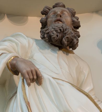 Zdjęcie nr 13: Nastawa architektoniczna, trójosiowa, dwukondygnacyjna ze zwieńczeniem, ustawiona na dwustrefowym cokole. Ołtarz drewniany, prostopadłościenny z drewnianą mensą, w partii antepedium dekorowany trzema płycinami. Na ołtarzu ustawione tabernakulum. Cokół dwustrefowy z wyodrębnionymi prostopadłościanami dekorowanymi w pierwszej strefie płycinami, w drugiej rocaille&#039;owymi płycinami.  Osie pierwszej kondygnacji wydzielone trzema parami kolumn. Oś środkowa flankowana dwiema parami pilastrów i stojącymi przed nimi kolumnami ustawionymi na cokołach, druga para zwrócona pod kątem na zewnątrz. Podpory dźwigają wyłamane na ich osi fragmenty belkowania, środkowa para również przerwany, falisty przyczółek. Na belkowaniu i przyczółku siedzi para puttów i para adorujących aniołów. Pomiędzy parami kolumn ustawione figury św. Anny i św. Elżbiety. W polu głównym znajduje się wnęka w formie stojącego prostokąta zamkniętego łukiem półkolistym nadwieszonym z uskokiem, ujęta profilowaną ramą z obrazem Matki Boskiej z Dzieciątkiem i św. Janem Chrzcicielem. Ponad obrazem rokokowy kartusz z kwiatowymi zwisami, z napisem „EN! / PORTA PATET CURIAE / DEI EXCELSA MATER ET / VIRGO IO! VENITE / S(anctus) Cyprianus”. Osie boczne wydzielone zewnętrzną parą pilastrów i stojących przed nimi kolumn ustawionych na dwustrefowych cokołach, dźwigających imposty i fragmenty przerwanego rocaille&#039;owego przyczółka. Na osiach w partii cokołu znajdują się bramki z drzwiami w kształcie stojącego prostokąta zamkniętego łukiem półkolistym. Ponad nimi na rocaille&#039;owych konsolach, na tle wnęki ujętej rocaille&#039;ową ramą znajdują się figury św. Joachima i Zachariasza. Nad wnękami ażurowa kratka w formie stojącego prostokąta ujęta rocaille&#039;ową ramą. Całość zamknięta rocaille&#039;m z wyodrębnionym pionowym akcentem koguciego grzebienia. Druga kondygnacja flankowana dwiema parami pilastrów, w tym zewnętrzną ustawioną pod kątem na zewnątrz o trzonach przechodzących w spływy wolutowe ustawione na cokołach na belkowaniu pierwszej kondygnacji nastawy. Spływy zakończone są rokokowymi wazonami. Podpory dźwigają gzyms przerwany na polem. Całość zamknięta medalionem z Okiem Opatrzności otoczonym wieńcem z obłoków i uskrzydlonych główek anielskich, w glorii promienistej. U dołu medalionu i na gzymsie znajdują się putta. W polu wnęka w formie stojącego prostokąta zamkniętego łukiem półkolistym nadwieszonym w profilowanej ramie z obrazem św. Kazimierza. Struktura niemal w całości polichromowana w kolorze białym, trzony kolumn polichromowane na sposób imitujący marmoryzację w kolorze biało-różowym, profile i ornamentyka złocone. 