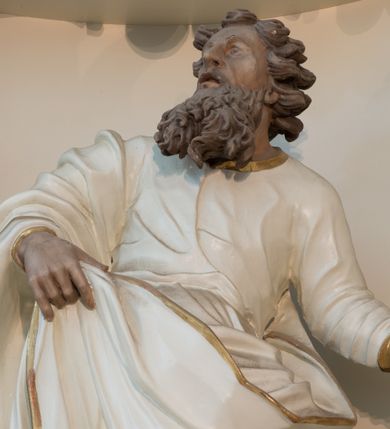 Zdjęcie nr 16: Nastawa architektoniczna, trójosiowa, dwukondygnacyjna ze zwieńczeniem, ustawiona na dwustrefowym cokole. Ołtarz drewniany, prostopadłościenny z drewnianą mensą, w partii antepedium dekorowany trzema płycinami. Na ołtarzu ustawione tabernakulum. Cokół dwustrefowy z wyodrębnionymi prostopadłościanami dekorowanymi w pierwszej strefie płycinami, w drugiej rocaille'owymi płycinami.  Osie pierwszej kondygnacji wydzielone trzema parami kolumn. Oś środkowa flankowana dwiema parami pilastrów i stojącymi przed nimi kolumnami ustawionymi na cokołach, druga para zwrócona pod kątem na zewnątrz. Podpory dźwigają wyłamane na ich osi fragmenty belkowania, środkowa para również przerwany, falisty przyczółek. Na belkowaniu i przyczółku siedzi para puttów i para adorujących aniołów. Pomiędzy parami kolumn ustawione figury św. Anny i św. Elżbiety. W polu głównym znajduje się wnęka w formie stojącego prostokąta zamkniętego łukiem półkolistym nadwieszonym z uskokiem, ujęta profilowaną ramą z obrazem Matki Boskiej z Dzieciątkiem i św. Janem Chrzcicielem. Ponad obrazem rokokowy kartusz z kwiatowymi zwisami, z napisem „EN! / PORTA PATET CURIAE / DEI EXCELSA MATER ET / VIRGO IO! VENITE / S(anctus) Cyprianus”. Osie boczne wydzielone zewnętrzną parą pilastrów i stojących przed nimi kolumn ustawionych na dwustrefowych cokołach, dźwigających imposty i fragmenty przerwanego rocaille'owego przyczółka. Na osiach w partii cokołu znajdują się bramki z drzwiami w kształcie stojącego prostokąta zamkniętego łukiem półkolistym. Ponad nimi na rocaille'owych konsolach, na tle wnęki ujętej rocaille'ową ramą znajdują się figury św. Joachima i Zachariasza. Nad wnękami ażurowa kratka w formie stojącego prostokąta ujęta rocaille'ową ramą. Całość zamknięta rocaille'm z wyodrębnionym pionowym akcentem koguciego grzebienia. Druga kondygnacja flankowana dwiema parami pilastrów, w tym zewnętrzną ustawioną pod kątem na zewnątrz o trzonach przechodzących w spływy wolutowe ustawione na cokołach na belkowaniu pierwszej kondygnacji nastawy. Spływy zakończone są rokokowymi wazonami. Podpory dźwigają gzyms przerwany na polem. Całość zamknięta medalionem z Okiem Opatrzności otoczonym wieńcem z obłoków i uskrzydlonych główek anielskich, w glorii promienistej. U dołu medalionu i na gzymsie znajdują się putta. W polu wnęka w formie stojącego prostokąta zamkniętego łukiem półkolistym nadwieszonym w profilowanej ramie z obrazem św. Kazimierza. Struktura niemal w całości polichromowana w kolorze białym, trzony kolumn polichromowane na sposób imitujący marmoryzację w kolorze biało-różowym, profile i ornamentyka złocone. 