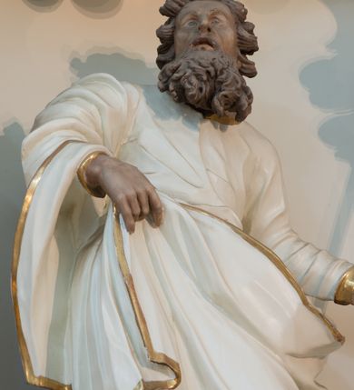 Zdjęcie nr 17: Nastawa architektoniczna, trójosiowa, dwukondygnacyjna ze zwieńczeniem, ustawiona na dwustrefowym cokole. Ołtarz drewniany, prostopadłościenny z drewnianą mensą, w partii antepedium dekorowany trzema płycinami. Na ołtarzu ustawione tabernakulum. Cokół dwustrefowy z wyodrębnionymi prostopadłościanami dekorowanymi w pierwszej strefie płycinami, w drugiej rocaille'owymi płycinami.  Osie pierwszej kondygnacji wydzielone trzema parami kolumn. Oś środkowa flankowana dwiema parami pilastrów i stojącymi przed nimi kolumnami ustawionymi na cokołach, druga para zwrócona pod kątem na zewnątrz. Podpory dźwigają wyłamane na ich osi fragmenty belkowania, środkowa para również przerwany, falisty przyczółek. Na belkowaniu i przyczółku siedzi para puttów i para adorujących aniołów. Pomiędzy parami kolumn ustawione figury św. Anny i św. Elżbiety. W polu głównym znajduje się wnęka w formie stojącego prostokąta zamkniętego łukiem półkolistym nadwieszonym z uskokiem, ujęta profilowaną ramą z obrazem Matki Boskiej z Dzieciątkiem i św. Janem Chrzcicielem. Ponad obrazem rokokowy kartusz z kwiatowymi zwisami, z napisem „EN! / PORTA PATET CURIAE / DEI EXCELSA MATER ET / VIRGO IO! VENITE / S(anctus) Cyprianus”. Osie boczne wydzielone zewnętrzną parą pilastrów i stojących przed nimi kolumn ustawionych na dwustrefowych cokołach, dźwigających imposty i fragmenty przerwanego rocaille'owego przyczółka. Na osiach w partii cokołu znajdują się bramki z drzwiami w kształcie stojącego prostokąta zamkniętego łukiem półkolistym. Ponad nimi na rocaille'owych konsolach, na tle wnęki ujętej rocaille'ową ramą znajdują się figury św. Joachima i Zachariasza. Nad wnękami ażurowa kratka w formie stojącego prostokąta ujęta rocaille'ową ramą. Całość zamknięta rocaille'm z wyodrębnionym pionowym akcentem koguciego grzebienia. Druga kondygnacja flankowana dwiema parami pilastrów, w tym zewnętrzną ustawioną pod kątem na zewnątrz o trzonach przechodzących w spływy wolutowe ustawione na cokołach na belkowaniu pierwszej kondygnacji nastawy. Spływy zakończone są rokokowymi wazonami. Podpory dźwigają gzyms przerwany na polem. Całość zamknięta medalionem z Okiem Opatrzności otoczonym wieńcem z obłoków i uskrzydlonych główek anielskich, w glorii promienistej. U dołu medalionu i na gzymsie znajdują się putta. W polu wnęka w formie stojącego prostokąta zamkniętego łukiem półkolistym nadwieszonym w profilowanej ramie z obrazem św. Kazimierza. Struktura niemal w całości polichromowana w kolorze białym, trzony kolumn polichromowane na sposób imitujący marmoryzację w kolorze biało-różowym, profile i ornamentyka złocone. 