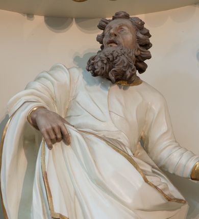 Zdjęcie nr 14: Nastawa architektoniczna, trójosiowa, dwukondygnacyjna ze zwieńczeniem, ustawiona na dwustrefowym cokole. Ołtarz drewniany, prostopadłościenny z drewnianą mensą, w partii antepedium dekorowany trzema płycinami. Na ołtarzu ustawione tabernakulum. Cokół dwustrefowy z wyodrębnionymi prostopadłościanami dekorowanymi w pierwszej strefie płycinami, w drugiej rocaille&#039;owymi płycinami.  Osie pierwszej kondygnacji wydzielone trzema parami kolumn. Oś środkowa flankowana dwiema parami pilastrów i stojącymi przed nimi kolumnami ustawionymi na cokołach, druga para zwrócona pod kątem na zewnątrz. Podpory dźwigają wyłamane na ich osi fragmenty belkowania, środkowa para również przerwany, falisty przyczółek. Na belkowaniu i przyczółku siedzi para puttów i para adorujących aniołów. Pomiędzy parami kolumn ustawione figury św. Anny i św. Elżbiety. W polu głównym znajduje się wnęka w formie stojącego prostokąta zamkniętego łukiem półkolistym nadwieszonym z uskokiem, ujęta profilowaną ramą z obrazem Matki Boskiej z Dzieciątkiem i św. Janem Chrzcicielem. Ponad obrazem rokokowy kartusz z kwiatowymi zwisami, z napisem „EN! / PORTA PATET CURIAE / DEI EXCELSA MATER ET / VIRGO IO! VENITE / S(anctus) Cyprianus”. Osie boczne wydzielone zewnętrzną parą pilastrów i stojących przed nimi kolumn ustawionych na dwustrefowych cokołach, dźwigających imposty i fragmenty przerwanego rocaille&#039;owego przyczółka. Na osiach w partii cokołu znajdują się bramki z drzwiami w kształcie stojącego prostokąta zamkniętego łukiem półkolistym. Ponad nimi na rocaille&#039;owych konsolach, na tle wnęki ujętej rocaille&#039;ową ramą znajdują się figury św. Joachima i Zachariasza. Nad wnękami ażurowa kratka w formie stojącego prostokąta ujęta rocaille&#039;ową ramą. Całość zamknięta rocaille&#039;m z wyodrębnionym pionowym akcentem koguciego grzebienia. Druga kondygnacja flankowana dwiema parami pilastrów, w tym zewnętrzną ustawioną pod kątem na zewnątrz o trzonach przechodzących w spływy wolutowe ustawione na cokołach na belkowaniu pierwszej kondygnacji nastawy. Spływy zakończone są rokokowymi wazonami. Podpory dźwigają gzyms przerwany na polem. Całość zamknięta medalionem z Okiem Opatrzności otoczonym wieńcem z obłoków i uskrzydlonych główek anielskich, w glorii promienistej. U dołu medalionu i na gzymsie znajdują się putta. W polu wnęka w formie stojącego prostokąta zamkniętego łukiem półkolistym nadwieszonym w profilowanej ramie z obrazem św. Kazimierza. Struktura niemal w całości polichromowana w kolorze białym, trzony kolumn polichromowane na sposób imitujący marmoryzację w kolorze biało-różowym, profile i ornamentyka złocone. 