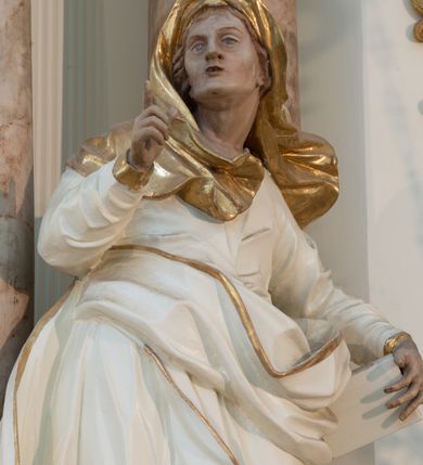 Zdjęcie nr 24: Nastawa architektoniczna, trójosiowa, dwukondygnacyjna ze zwieńczeniem, ustawiona na dwustrefowym cokole. Ołtarz drewniany, prostopadłościenny z drewnianą mensą, w partii antepedium dekorowany trzema płycinami. Na ołtarzu ustawione tabernakulum. Cokół dwustrefowy z wyodrębnionymi prostopadłościanami dekorowanymi w pierwszej strefie płycinami, w drugiej rocaille&#039;owymi płycinami.  Osie pierwszej kondygnacji wydzielone trzema parami kolumn. Oś środkowa flankowana dwiema parami pilastrów i stojącymi przed nimi kolumnami ustawionymi na cokołach, druga para zwrócona pod kątem na zewnątrz. Podpory dźwigają wyłamane na ich osi fragmenty belkowania, środkowa para również przerwany, falisty przyczółek. Na belkowaniu i przyczółku siedzi para puttów i para adorujących aniołów. Pomiędzy parami kolumn ustawione figury św. Anny i św. Elżbiety. W polu głównym znajduje się wnęka w formie stojącego prostokąta zamkniętego łukiem półkolistym nadwieszonym z uskokiem, ujęta profilowaną ramą z obrazem Matki Boskiej z Dzieciątkiem i św. Janem Chrzcicielem. Ponad obrazem rokokowy kartusz z kwiatowymi zwisami, z napisem „EN! / PORTA PATET CURIAE / DEI EXCELSA MATER ET / VIRGO IO! VENITE / S(anctus) Cyprianus”. Osie boczne wydzielone zewnętrzną parą pilastrów i stojących przed nimi kolumn ustawionych na dwustrefowych cokołach, dźwigających imposty i fragmenty przerwanego rocaille&#039;owego przyczółka. Na osiach w partii cokołu znajdują się bramki z drzwiami w kształcie stojącego prostokąta zamkniętego łukiem półkolistym. Ponad nimi na rocaille&#039;owych konsolach, na tle wnęki ujętej rocaille&#039;ową ramą znajdują się figury św. Joachima i Zachariasza. Nad wnękami ażurowa kratka w formie stojącego prostokąta ujęta rocaille&#039;ową ramą. Całość zamknięta rocaille&#039;m z wyodrębnionym pionowym akcentem koguciego grzebienia. Druga kondygnacja flankowana dwiema parami pilastrów, w tym zewnętrzną ustawioną pod kątem na zewnątrz o trzonach przechodzących w spływy wolutowe ustawione na cokołach na belkowaniu pierwszej kondygnacji nastawy. Spływy zakończone są rokokowymi wazonami. Podpory dźwigają gzyms przerwany na polem. Całość zamknięta medalionem z Okiem Opatrzności otoczonym wieńcem z obłoków i uskrzydlonych główek anielskich, w glorii promienistej. U dołu medalionu i na gzymsie znajdują się putta. W polu wnęka w formie stojącego prostokąta zamkniętego łukiem półkolistym nadwieszonym w profilowanej ramie z obrazem św. Kazimierza. Struktura niemal w całości polichromowana w kolorze białym, trzony kolumn polichromowane na sposób imitujący marmoryzację w kolorze biało-różowym, profile i ornamentyka złocone. 