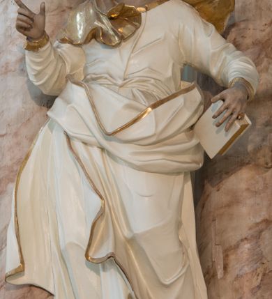 Zdjęcie nr 27: Nastawa architektoniczna, trójosiowa, dwukondygnacyjna ze zwieńczeniem, ustawiona na dwustrefowym cokole. Ołtarz drewniany, prostopadłościenny z drewnianą mensą, w partii antepedium dekorowany trzema płycinami. Na ołtarzu ustawione tabernakulum. Cokół dwustrefowy z wyodrębnionymi prostopadłościanami dekorowanymi w pierwszej strefie płycinami, w drugiej rocaille'owymi płycinami.  Osie pierwszej kondygnacji wydzielone trzema parami kolumn. Oś środkowa flankowana dwiema parami pilastrów i stojącymi przed nimi kolumnami ustawionymi na cokołach, druga para zwrócona pod kątem na zewnątrz. Podpory dźwigają wyłamane na ich osi fragmenty belkowania, środkowa para również przerwany, falisty przyczółek. Na belkowaniu i przyczółku siedzi para puttów i para adorujących aniołów. Pomiędzy parami kolumn ustawione figury św. Anny i św. Elżbiety. W polu głównym znajduje się wnęka w formie stojącego prostokąta zamkniętego łukiem półkolistym nadwieszonym z uskokiem, ujęta profilowaną ramą z obrazem Matki Boskiej z Dzieciątkiem i św. Janem Chrzcicielem. Ponad obrazem rokokowy kartusz z kwiatowymi zwisami, z napisem „EN! / PORTA PATET CURIAE / DEI EXCELSA MATER ET / VIRGO IO! VENITE / S(anctus) Cyprianus”. Osie boczne wydzielone zewnętrzną parą pilastrów i stojących przed nimi kolumn ustawionych na dwustrefowych cokołach, dźwigających imposty i fragmenty przerwanego rocaille'owego przyczółka. Na osiach w partii cokołu znajdują się bramki z drzwiami w kształcie stojącego prostokąta zamkniętego łukiem półkolistym. Ponad nimi na rocaille'owych konsolach, na tle wnęki ujętej rocaille'ową ramą znajdują się figury św. Joachima i Zachariasza. Nad wnękami ażurowa kratka w formie stojącego prostokąta ujęta rocaille'ową ramą. Całość zamknięta rocaille'm z wyodrębnionym pionowym akcentem koguciego grzebienia. Druga kondygnacja flankowana dwiema parami pilastrów, w tym zewnętrzną ustawioną pod kątem na zewnątrz o trzonach przechodzących w spływy wolutowe ustawione na cokołach na belkowaniu pierwszej kondygnacji nastawy. Spływy zakończone są rokokowymi wazonami. Podpory dźwigają gzyms przerwany na polem. Całość zamknięta medalionem z Okiem Opatrzności otoczonym wieńcem z obłoków i uskrzydlonych główek anielskich, w glorii promienistej. U dołu medalionu i na gzymsie znajdują się putta. W polu wnęka w formie stojącego prostokąta zamkniętego łukiem półkolistym nadwieszonym w profilowanej ramie z obrazem św. Kazimierza. Struktura niemal w całości polichromowana w kolorze białym, trzony kolumn polichromowane na sposób imitujący marmoryzację w kolorze biało-różowym, profile i ornamentyka złocone. 