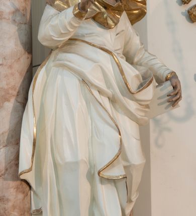 Zdjęcie nr 30: Nastawa architektoniczna, trójosiowa, dwukondygnacyjna ze zwieńczeniem, ustawiona na dwustrefowym cokole. Ołtarz drewniany, prostopadłościenny z drewnianą mensą, w partii antepedium dekorowany trzema płycinami. Na ołtarzu ustawione tabernakulum. Cokół dwustrefowy z wyodrębnionymi prostopadłościanami dekorowanymi w pierwszej strefie płycinami, w drugiej rocaille&#039;owymi płycinami.  Osie pierwszej kondygnacji wydzielone trzema parami kolumn. Oś środkowa flankowana dwiema parami pilastrów i stojącymi przed nimi kolumnami ustawionymi na cokołach, druga para zwrócona pod kątem na zewnątrz. Podpory dźwigają wyłamane na ich osi fragmenty belkowania, środkowa para również przerwany, falisty przyczółek. Na belkowaniu i przyczółku siedzi para puttów i para adorujących aniołów. Pomiędzy parami kolumn ustawione figury św. Anny i św. Elżbiety. W polu głównym znajduje się wnęka w formie stojącego prostokąta zamkniętego łukiem półkolistym nadwieszonym z uskokiem, ujęta profilowaną ramą z obrazem Matki Boskiej z Dzieciątkiem i św. Janem Chrzcicielem. Ponad obrazem rokokowy kartusz z kwiatowymi zwisami, z napisem „EN! / PORTA PATET CURIAE / DEI EXCELSA MATER ET / VIRGO IO! VENITE / S(anctus) Cyprianus”. Osie boczne wydzielone zewnętrzną parą pilastrów i stojących przed nimi kolumn ustawionych na dwustrefowych cokołach, dźwigających imposty i fragmenty przerwanego rocaille&#039;owego przyczółka. Na osiach w partii cokołu znajdują się bramki z drzwiami w kształcie stojącego prostokąta zamkniętego łukiem półkolistym. Ponad nimi na rocaille&#039;owych konsolach, na tle wnęki ujętej rocaille&#039;ową ramą znajdują się figury św. Joachima i Zachariasza. Nad wnękami ażurowa kratka w formie stojącego prostokąta ujęta rocaille&#039;ową ramą. Całość zamknięta rocaille&#039;m z wyodrębnionym pionowym akcentem koguciego grzebienia. Druga kondygnacja flankowana dwiema parami pilastrów, w tym zewnętrzną ustawioną pod kątem na zewnątrz o trzonach przechodzących w spływy wolutowe ustawione na cokołach na belkowaniu pierwszej kondygnacji nastawy. Spływy zakończone są rokokowymi wazonami. Podpory dźwigają gzyms przerwany na polem. Całość zamknięta medalionem z Okiem Opatrzności otoczonym wieńcem z obłoków i uskrzydlonych główek anielskich, w glorii promienistej. U dołu medalionu i na gzymsie znajdują się putta. W polu wnęka w formie stojącego prostokąta zamkniętego łukiem półkolistym nadwieszonym w profilowanej ramie z obrazem św. Kazimierza. Struktura niemal w całości polichromowana w kolorze białym, trzony kolumn polichromowane na sposób imitujący marmoryzację w kolorze biało-różowym, profile i ornamentyka złocone. 