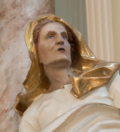 Zdjęcie nr 36: Nastawa architektoniczna, trójosiowa, dwukondygnacyjna ze zwieńczeniem, ustawiona na dwustrefowym cokole. Ołtarz drewniany, prostopadłościenny z drewnianą mensą, w partii antepedium dekorowany trzema płycinami. Na ołtarzu ustawione tabernakulum. Cokół dwustrefowy z wyodrębnionymi prostopadłościanami dekorowanymi w pierwszej strefie płycinami, w drugiej rocaille'owymi płycinami.  Osie pierwszej kondygnacji wydzielone trzema parami kolumn. Oś środkowa flankowana dwiema parami pilastrów i stojącymi przed nimi kolumnami ustawionymi na cokołach, druga para zwrócona pod kątem na zewnątrz. Podpory dźwigają wyłamane na ich osi fragmenty belkowania, środkowa para również przerwany, falisty przyczółek. Na belkowaniu i przyczółku siedzi para puttów i para adorujących aniołów. Pomiędzy parami kolumn ustawione figury św. Anny i św. Elżbiety. W polu głównym znajduje się wnęka w formie stojącego prostokąta zamkniętego łukiem półkolistym nadwieszonym z uskokiem, ujęta profilowaną ramą z obrazem Matki Boskiej z Dzieciątkiem i św. Janem Chrzcicielem. Ponad obrazem rokokowy kartusz z kwiatowymi zwisami, z napisem „EN! / PORTA PATET CURIAE / DEI EXCELSA MATER ET / VIRGO IO! VENITE / S(anctus) Cyprianus”. Osie boczne wydzielone zewnętrzną parą pilastrów i stojących przed nimi kolumn ustawionych na dwustrefowych cokołach, dźwigających imposty i fragmenty przerwanego rocaille'owego przyczółka. Na osiach w partii cokołu znajdują się bramki z drzwiami w kształcie stojącego prostokąta zamkniętego łukiem półkolistym. Ponad nimi na rocaille'owych konsolach, na tle wnęki ujętej rocaille'ową ramą znajdują się figury św. Joachima i Zachariasza. Nad wnękami ażurowa kratka w formie stojącego prostokąta ujęta rocaille'ową ramą. Całość zamknięta rocaille'm z wyodrębnionym pionowym akcentem koguciego grzebienia. Druga kondygnacja flankowana dwiema parami pilastrów, w tym zewnętrzną ustawioną pod kątem na zewnątrz o trzonach przechodzących w spływy wolutowe ustawione na cokołach na belkowaniu pierwszej kondygnacji nastawy. Spływy zakończone są rokokowymi wazonami. Podpory dźwigają gzyms przerwany na polem. Całość zamknięta medalionem z Okiem Opatrzności otoczonym wieńcem z obłoków i uskrzydlonych główek anielskich, w glorii promienistej. U dołu medalionu i na gzymsie znajdują się putta. W polu wnęka w formie stojącego prostokąta zamkniętego łukiem półkolistym nadwieszonym w profilowanej ramie z obrazem św. Kazimierza. Struktura niemal w całości polichromowana w kolorze białym, trzony kolumn polichromowane na sposób imitujący marmoryzację w kolorze biało-różowym, profile i ornamentyka złocone. 