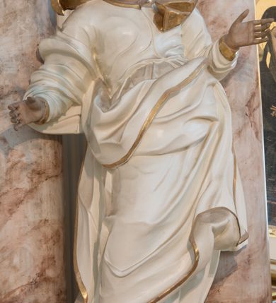 Zdjęcie nr 41: Nastawa architektoniczna, trójosiowa, dwukondygnacyjna ze zwieńczeniem, ustawiona na dwustrefowym cokole. Ołtarz drewniany, prostopadłościenny z drewnianą mensą, w partii antepedium dekorowany trzema płycinami. Na ołtarzu ustawione tabernakulum. Cokół dwustrefowy z wyodrębnionymi prostopadłościanami dekorowanymi w pierwszej strefie płycinami, w drugiej rocaille'owymi płycinami.  Osie pierwszej kondygnacji wydzielone trzema parami kolumn. Oś środkowa flankowana dwiema parami pilastrów i stojącymi przed nimi kolumnami ustawionymi na cokołach, druga para zwrócona pod kątem na zewnątrz. Podpory dźwigają wyłamane na ich osi fragmenty belkowania, środkowa para również przerwany, falisty przyczółek. Na belkowaniu i przyczółku siedzi para puttów i para adorujących aniołów. Pomiędzy parami kolumn ustawione figury św. Anny i św. Elżbiety. W polu głównym znajduje się wnęka w formie stojącego prostokąta zamkniętego łukiem półkolistym nadwieszonym z uskokiem, ujęta profilowaną ramą z obrazem Matki Boskiej z Dzieciątkiem i św. Janem Chrzcicielem. Ponad obrazem rokokowy kartusz z kwiatowymi zwisami, z napisem „EN! / PORTA PATET CURIAE / DEI EXCELSA MATER ET / VIRGO IO! VENITE / S(anctus) Cyprianus”. Osie boczne wydzielone zewnętrzną parą pilastrów i stojących przed nimi kolumn ustawionych na dwustrefowych cokołach, dźwigających imposty i fragmenty przerwanego rocaille'owego przyczółka. Na osiach w partii cokołu znajdują się bramki z drzwiami w kształcie stojącego prostokąta zamkniętego łukiem półkolistym. Ponad nimi na rocaille'owych konsolach, na tle wnęki ujętej rocaille'ową ramą znajdują się figury św. Joachima i Zachariasza. Nad wnękami ażurowa kratka w formie stojącego prostokąta ujęta rocaille'ową ramą. Całość zamknięta rocaille'm z wyodrębnionym pionowym akcentem koguciego grzebienia. Druga kondygnacja flankowana dwiema parami pilastrów, w tym zewnętrzną ustawioną pod kątem na zewnątrz o trzonach przechodzących w spływy wolutowe ustawione na cokołach na belkowaniu pierwszej kondygnacji nastawy. Spływy zakończone są rokokowymi wazonami. Podpory dźwigają gzyms przerwany na polem. Całość zamknięta medalionem z Okiem Opatrzności otoczonym wieńcem z obłoków i uskrzydlonych główek anielskich, w glorii promienistej. U dołu medalionu i na gzymsie znajdują się putta. W polu wnęka w formie stojącego prostokąta zamkniętego łukiem półkolistym nadwieszonym w profilowanej ramie z obrazem św. Kazimierza. Struktura niemal w całości polichromowana w kolorze białym, trzony kolumn polichromowane na sposób imitujący marmoryzację w kolorze biało-różowym, profile i ornamentyka złocone. 