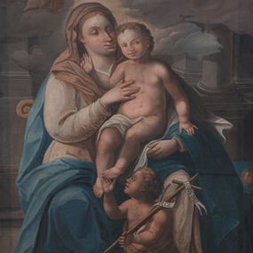 Zdjęcie nr 1: Obraz w formie stojącego prostokąta zamkniętego łukiem półkolistym nadwieszonym z uskokiem z przedstawieniem Matki Boskiej z Dzieciątkiem oraz św. Janem Chrzcicielem. W centrum kompozycji Matka Boska ukazana jako siedząca na tronie, zwrócona w trzech czwartych w lewo, obiema rękami przytrzymuje siedzące Dzieciątko oparte o jej lewe ramię. Twarz ma owalną o dużych, półprzymkniętych oczach, dużym, lekko garbatym nosie i wąskich ustach, okoloną jasnymi włosami, ukrytymi pod welonem. Ubrana jest w jasnoróżową suknię oraz niebieski płaszcz zarzucony na plecy i lewe ramię, zakrywający kolana, na głowie ma różowy welon opadający na ramiona. Dzieciątko w pozycji siedzącej, zwrócone w trzech czwartych w prawo, głowę opiera o policzek Marii, prawą rękę unosi w geście błogosławieństwa, lewą opuszcza wzdłuż ciała, dotykając przedramienia Matki. Twarz ma kwadratową, o migdałowatych oczach, małym nosie i ustach, okoloną jasnymi, kręconymi włosami. Jego nagie ciało jest przesłonięte w partii podbrzusza pieluszką opadająca na ramię Marii. U nóg Matki Boskiej klęczy św. Jan Chrzciciel ukazany jako dziecko, zwrócony profilem w prawo, z uniesioną głową. Prawą, wyciągniętą w górę ręką dotyka stóp Jezusa, w lewej, ugiętej trzyma laskę zakończoną krzyżem z banderolą z napisem „ECCE AGNUS DEI”. Twarz ma pociągłą, o pełnych policzkach, migdałowatych oczach skierowanych w górę, małym nosie i ustach, okoloną jasnymi, krótkimi włosami. Jego ciało przesłonięte jest w partii bioder i nóg melotą. Za nim znajduje się leżący baranek z głową skierowaną w górę. Po lewej stronie Marii ława nakryta niebieską tkaniną z leżącym na niej jabłkiem królewskim. Postacie ukazane na tle kolumn i filarów stojących na wysokich postumentach widocznych w dolnej partii. W górnej przesłonięte są obłokami z trzema parami uskrzydlonych główek anielskich. 