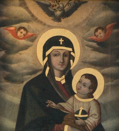 Zdjęcie nr 1: Obraz w formie stojącego prostokąta z przedstawieniem Marii ukazanej w półpostaci z Dzieciątkiem. Maria zwrócona jest w trzech czwartych w lewo, z głową ukazaną frontalnie, lewą ręką podtrzymuje Dzieciątko, w dłoni zaciska białą chustkę, prawą dłoń kładzie na lewej w geście błogosławieństwa. Twarz ma pociągłą o migdałowatych oczach, prostym, wąskim nosie i małych ustach. Ubrana jest w czerwoną suknię o złoconych lamówkach oraz ciemnoniebieski maforion ze złoconymi lamówkami i krzyżem na czole, zarzucony na głowę i ramiona. Dzieciątko w pozycji siedzącej, zwrócone w trzech czwartych w prawo, z uniesioną głową. Lewą ręką trzyma przy boku jabłko królewskie, prawą wyciąga w przód w geście błogosławieństwa. Twarz ma kwadratową o migdałowatych oczach, małym nosie i ustach, okoloną jasnobrązowymi włosami opadającymi na tył głowy. Ubrane jest w jasnoróżową tunikę o złoconej krawędzi dekoltu, w partii bioder owinięte jest jasnobrązową tkaniną. Wokół głów Marii i Dzieciątka złocone nimby zamknięte. Postacie ukazane na tle obłoków rozstępujących się wokół głowy Marii. Nad nią nadlatująca gołębica Ducha Świętego z gałązką róży w dziobie, w glorii, po bokach dwie uskrzydlone główki anielskie. 