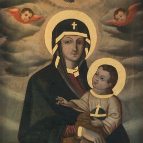 Zdjęcie nr 1: Obraz w formie stojącego prostokąta z przedstawieniem Marii ukazanej w półpostaci z Dzieciątkiem. Maria zwrócona jest w trzech czwartych w lewo, z głową ukazaną frontalnie, lewą ręką podtrzymuje Dzieciątko, w dłoni zaciska białą chustkę, prawą dłoń kładzie na lewej w geście błogosławieństwa. Twarz ma pociągłą o migdałowatych oczach, prostym, wąskim nosie i małych ustach. Ubrana jest w czerwoną suknię o złoconych lamówkach oraz ciemnoniebieski maforion ze złoconymi lamówkami i krzyżem na czole, zarzucony na głowę i ramiona. Dzieciątko w pozycji siedzącej, zwrócone w trzech czwartych w prawo, z uniesioną głową. Lewą ręką trzyma przy boku jabłko królewskie, prawą wyciąga w przód w geście błogosławieństwa. Twarz ma kwadratową o migdałowatych oczach, małym nosie i ustach, okoloną jasnobrązowymi włosami opadającymi na tył głowy. Ubrane jest w jasnoróżową tunikę o złoconej krawędzi dekoltu, w partii bioder owinięte jest jasnobrązową tkaniną. Wokół głów Marii i Dzieciątka złocone nimby zamknięte. Postacie ukazane na tle obłoków rozstępujących się wokół głowy Marii. Nad nią nadlatująca gołębica Ducha Świętego z gałązką róży w dziobie, w glorii, po bokach dwie uskrzydlone główki anielskie. 