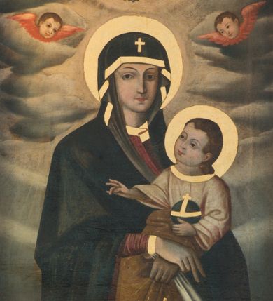 Zdjęcie nr 2: Obraz w formie stojącego prostokąta z przedstawieniem Marii ukazanej w półpostaci z Dzieciątkiem. Maria zwrócona jest w trzech czwartych w lewo, z głową ukazaną frontalnie, lewą ręką podtrzymuje Dzieciątko, w dłoni zaciska białą chustkę, prawą dłoń kładzie na lewej w geście błogosławieństwa. Twarz ma pociągłą o migdałowatych oczach, prostym, wąskim nosie i małych ustach. Ubrana jest w czerwoną suknię o złoconych lamówkach oraz ciemnoniebieski maforion ze złoconymi lamówkami i krzyżem na czole, zarzucony na głowę i ramiona. Dzieciątko w pozycji siedzącej, zwrócone w trzech czwartych w prawo, z uniesioną głową. Lewą ręką trzyma przy boku jabłko królewskie, prawą wyciąga w przód w geście błogosławieństwa. Twarz ma kwadratową o migdałowatych oczach, małym nosie i ustach, okoloną jasnobrązowymi włosami opadającymi na tył głowy. Ubrane jest w jasnoróżową tunikę o złoconej krawędzi dekoltu, w partii bioder owinięte jest jasnobrązową tkaniną. Wokół głów Marii i Dzieciątka złocone nimby zamknięte. Postacie ukazane na tle obłoków rozstępujących się wokół głowy Marii. Nad nią nadlatująca gołębica Ducha Świętego z gałązką róży w dziobie, w glorii, po bokach dwie uskrzydlone główki anielskie. 