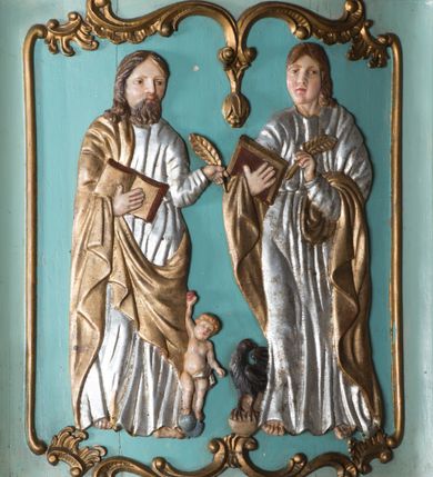 Zdjęcie nr 3: Ambona wisząca, przyścienna, z wejściem od zakrystii przez zaplecek. Kosz na planie czworoboku o ściętych narożach, o wypukłej ściance przedniej i wklęsłych bocznych, na profilowanym cokole oraz spłaszczonym wałku dekorowanym płycinami. U spodu kosza podwieszenie w formie stożka o wklęsłych bokach, ujętego w narożach karbowanymi wolutami, zakończonego szyszką ozdobioną rozetami. Kosz ujęty w narożach pilastrami, o trzonach w formie wolut dekorowanych rocaille'em. Na ściankach rocaille'owe płyciny z płaskorzeźbionymi przedstawieniami ewangelistów, na ściance bocznej lewej św. Łukasz z wołem, na przedniej – po prawej św. Jan z orłem, po lewej św. Mateusz z aniołem, na ściance bocznej prawej św. Marek z lwem. Parapet kosza w formie gzymsu. Zaplecek w kształcie prostokątnej ramy, opasującej drzwi. Baldachim na planie analogicznym względem kosza w formie podstawy ujętej fryzem zdobionym rozetami i gzymsem dekorowanym kimationem, z podwieszonym lambrekinem z chwostami. Na baldachimie cztery woluty podtrzymujące cokół, na którym stoi figura Chrystusa Dobrego Pasterza. Na podniebieniu baldachimu płaskorzeźbiona gołębica Ducha Świętego w promienistej glorii. Struktura ambony polichromowana w kolorze jasnoniebieskim, z niebieskimi, fioletowymi i czerwonymi detalami. Ornamentyka i profile złocone, detale srebrzone. 

