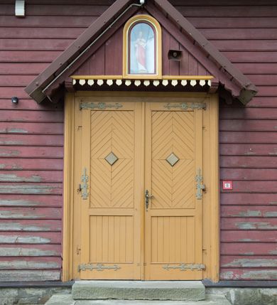 Zdjęcie nr 12: Kościół drewniany o konstrukcji zrębowej, na betonowym podmurowaniu przesłoniętym daszkiem, wieża o konstrukcji słupowej. Elewacje jednolite, szalowane w dolnej połowie pionowo, w górnej połowie poziomo, wzmocnione lisicami. Więźba dachowa drewniana, krokwiowa. Kościół orientowany, jednonawowy, nawa na rzucie prostokąta, prezbiterium nieco węższe, zakończone trójbocznie. Do wschodniej ściany prezbiterium przylega Ogrójec na rzucie prostokąta, od północy piętrowa zakrystia na planie prostokąta z niewielką prostokątną przybudówką od północy. Do zachodniej ściany nawy przylega wieża na planie kwadratu, do południowej ściany nawy kaplica na takim samym planie. 
Pomiędzy nawą a prezbiterium prostokątny otwór tęczowy. Wewnątrz ściany wzmocnione parami lizen, zakończone opasującym całość wnętrza profilowanym gzymsem. Parapet chóru muzycznego w zachodniej części nawy, o wypukłej środkowej części, podparty na czterech filarach. Zakrystia dwupiętrowa ze strychem, na drugim piętrze dawna loża kolatorska otwarta do wnętrza prezbiterium arkadą. Kaplica boczna dwupiętrowa, górne pomieszczenie dzielą od wnętrza dwa okna. Otwory drzwiowe o prostokątnym wykroju, zamknięte drzwiami spągowymi w południowej ścianie nawy oraz prezbiterium, drzwi w zachodniej ścianie dwuskrzydłowe. Wnętrze nakryte pułapami deskowymi o zaokrąglonych fasetach. Posadzka z płyt ceramicznych. 
Elewacja frontowa z dostawioną trójkondygnacyjną, zwężającą się ku górze wieżą, każda kondygnacja oddzielona daszkiem. Na osi oraz na południowej ścianie wejścia do kruchty w przyziemiu wieży z dwuskrzydłowymi drzwiami, frontowe nakryte dwuspadowym daszkiem z niszą na figurę Najświętszego Serca Jezusa. Prostokątne okna z dwóch stron pierwszej kondygnacji, trzech stron drugiej kondygnacji, w partii trzeciej z każdej strony para otworów dzwonnych. W elewacji północnej pięć otworów okiennych w formie stojącego prostokąta, dwa w nawie, po jednym w każdej kondygnacji zakrystii oraz w północnej przybudówce zakrystii wejście i małe prostokątne okienko. W elewacji południowej cztery okna w formie stojącego prostokąta, dwa w nawie i dwa w prezbiterium. W kaplicy bocznej okno i wejście w pierwszej kondygnacji oraz cztery okna w drugiej kondygnacji – dwa na ścianie frontowej oraz po jednym na bocznych. Na ścianie wschodniej prezbiterium Ogrójec w formie głębokiej szalowanej wnęki przesłoniętej dwuspadowym daszkiem. Kościół nakryty dachami dwuspadowymi z ceramicznej dachówki, wyższym nad nawą, niższym nad prezbiterium, nad zakrystią dach dwuspadowy, nad przybudówką pulpitowy. Kaplica przekryta blaszanym dachem dwuspadowym. Wieża zwieńczona hełmem baniastym pokrytym blachą, z ośmioboczną latarnią z otworami dzwonnymi, z pozorną izbicą. W połowie długości dachu nad nawą od strony prezbiterium wznosi się ponad kalenicą wieżyczka na sygnaturkę, na ośmiobocznym obitym blachą trzonie, z latarnią zwieńczoną niewielkim cebulastym, blaszanym hełmem zakończonym kulą z krzyżem. 