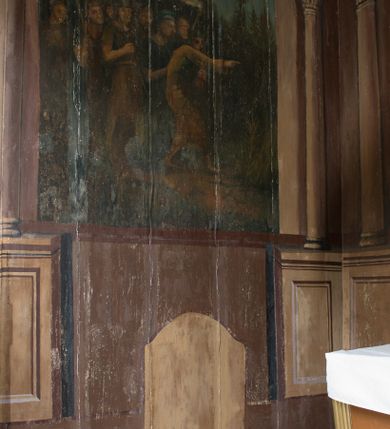 Zdjęcie nr 16: Kościół drewniany o konstrukcji zrębowej, na betonowym podmurowaniu przesłoniętym daszkiem, wieża o konstrukcji słupowej. Elewacje jednolite, szalowane w dolnej połowie pionowo, w górnej połowie poziomo, wzmocnione lisicami. Więźba dachowa drewniana, krokwiowa. Kościół orientowany, jednonawowy, nawa na rzucie prostokąta, prezbiterium nieco węższe, zakończone trójbocznie. Do wschodniej ściany prezbiterium przylega Ogrójec na rzucie prostokąta, od północy piętrowa zakrystia na planie prostokąta z niewielką prostokątną przybudówką od północy. Do zachodniej ściany nawy przylega wieża na planie kwadratu, do południowej ściany nawy kaplica na takim samym planie. 
Pomiędzy nawą a prezbiterium prostokątny otwór tęczowy. Wewnątrz ściany wzmocnione parami lizen, zakończone opasującym całość wnętrza profilowanym gzymsem. Parapet chóru muzycznego w zachodniej części nawy, o wypukłej środkowej części, podparty na czterech filarach. Zakrystia dwupiętrowa ze strychem, na drugim piętrze dawna loża kolatorska otwarta do wnętrza prezbiterium arkadą. Kaplica boczna dwupiętrowa, górne pomieszczenie dzielą od wnętrza dwa okna. Otwory drzwiowe o prostokątnym wykroju, zamknięte drzwiami spągowymi w południowej ścianie nawy oraz prezbiterium, drzwi w zachodniej ścianie dwuskrzydłowe. Wnętrze nakryte pułapami deskowymi o zaokrąglonych fasetach. Posadzka z płyt ceramicznych. 
Elewacja frontowa z dostawioną trójkondygnacyjną, zwężającą się ku górze wieżą, każda kondygnacja oddzielona daszkiem. Na osi oraz na południowej ścianie wejścia do kruchty w przyziemiu wieży z dwuskrzydłowymi drzwiami, frontowe nakryte dwuspadowym daszkiem z niszą na figurę Najświętszego Serca Jezusa. Prostokątne okna z dwóch stron pierwszej kondygnacji, trzech stron drugiej kondygnacji, w partii trzeciej z każdej strony para otworów dzwonnych. W elewacji północnej pięć otworów okiennych w formie stojącego prostokąta, dwa w nawie, po jednym w każdej kondygnacji zakrystii oraz w północnej przybudówce zakrystii wejście i małe prostokątne okienko. W elewacji południowej cztery okna w formie stojącego prostokąta, dwa w nawie i dwa w prezbiterium. W kaplicy bocznej okno i wejście w pierwszej kondygnacji oraz cztery okna w drugiej kondygnacji – dwa na ścianie frontowej oraz po jednym na bocznych. Na ścianie wschodniej prezbiterium Ogrójec w formie głębokiej szalowanej wnęki przesłoniętej dwuspadowym daszkiem. Kościół nakryty dachami dwuspadowymi z ceramicznej dachówki, wyższym nad nawą, niższym nad prezbiterium, nad zakrystią dach dwuspadowy, nad przybudówką pulpitowy. Kaplica przekryta blaszanym dachem dwuspadowym. Wieża zwieńczona hełmem baniastym pokrytym blachą, z ośmioboczną latarnią z otworami dzwonnymi, z pozorną izbicą. W połowie długości dachu nad nawą od strony prezbiterium wznosi się ponad kalenicą wieżyczka na sygnaturkę, na ośmiobocznym obitym blachą trzonie, z latarnią zwieńczoną niewielkim cebulastym, blaszanym hełmem zakończonym kulą z krzyżem. 