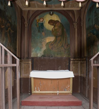 Zdjęcie nr 14: Kościół drewniany o konstrukcji zrębowej, na betonowym podmurowaniu przesłoniętym daszkiem, wieża o konstrukcji słupowej. Elewacje jednolite, szalowane w dolnej połowie pionowo, w górnej połowie poziomo, wzmocnione lisicami. Więźba dachowa drewniana, krokwiowa. Kościół orientowany, jednonawowy, nawa na rzucie prostokąta, prezbiterium nieco węższe, zakończone trójbocznie. Do wschodniej ściany prezbiterium przylega Ogrójec na rzucie prostokąta, od północy piętrowa zakrystia na planie prostokąta z niewielką prostokątną przybudówką od północy. Do zachodniej ściany nawy przylega wieża na planie kwadratu, do południowej ściany nawy kaplica na takim samym planie. 
Pomiędzy nawą a prezbiterium prostokątny otwór tęczowy. Wewnątrz ściany wzmocnione parami lizen, zakończone opasującym całość wnętrza profilowanym gzymsem. Parapet chóru muzycznego w zachodniej części nawy, o wypukłej środkowej części, podparty na czterech filarach. Zakrystia dwupiętrowa ze strychem, na drugim piętrze dawna loża kolatorska otwarta do wnętrza prezbiterium arkadą. Kaplica boczna dwupiętrowa, górne pomieszczenie dzielą od wnętrza dwa okna. Otwory drzwiowe o prostokątnym wykroju, zamknięte drzwiami spągowymi w południowej ścianie nawy oraz prezbiterium, drzwi w zachodniej ścianie dwuskrzydłowe. Wnętrze nakryte pułapami deskowymi o zaokrąglonych fasetach. Posadzka z płyt ceramicznych. 
Elewacja frontowa z dostawioną trójkondygnacyjną, zwężającą się ku górze wieżą, każda kondygnacja oddzielona daszkiem. Na osi oraz na południowej ścianie wejścia do kruchty w przyziemiu wieży z dwuskrzydłowymi drzwiami, frontowe nakryte dwuspadowym daszkiem z niszą na figurę Najświętszego Serca Jezusa. Prostokątne okna z dwóch stron pierwszej kondygnacji, trzech stron drugiej kondygnacji, w partii trzeciej z każdej strony para otworów dzwonnych. W elewacji północnej pięć otworów okiennych w formie stojącego prostokąta, dwa w nawie, po jednym w każdej kondygnacji zakrystii oraz w północnej przybudówce zakrystii wejście i małe prostokątne okienko. W elewacji południowej cztery okna w formie stojącego prostokąta, dwa w nawie i dwa w prezbiterium. W kaplicy bocznej okno i wejście w pierwszej kondygnacji oraz cztery okna w drugiej kondygnacji – dwa na ścianie frontowej oraz po jednym na bocznych. Na ścianie wschodniej prezbiterium Ogrójec w formie głębokiej szalowanej wnęki przesłoniętej dwuspadowym daszkiem. Kościół nakryty dachami dwuspadowymi z ceramicznej dachówki, wyższym nad nawą, niższym nad prezbiterium, nad zakrystią dach dwuspadowy, nad przybudówką pulpitowy. Kaplica przekryta blaszanym dachem dwuspadowym. Wieża zwieńczona hełmem baniastym pokrytym blachą, z ośmioboczną latarnią z otworami dzwonnymi, z pozorną izbicą. W połowie długości dachu nad nawą od strony prezbiterium wznosi się ponad kalenicą wieżyczka na sygnaturkę, na ośmiobocznym obitym blachą trzonie, z latarnią zwieńczoną niewielkim cebulastym, blaszanym hełmem zakończonym kulą z krzyżem. 