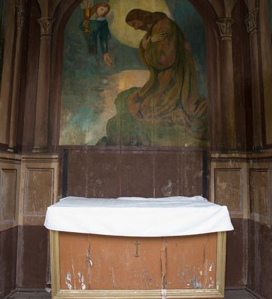 Zdjęcie nr 15: Kościół drewniany o konstrukcji zrębowej, na betonowym podmurowaniu przesłoniętym daszkiem, wieża o konstrukcji słupowej. Elewacje jednolite, szalowane w dolnej połowie pionowo, w górnej połowie poziomo, wzmocnione lisicami. Więźba dachowa drewniana, krokwiowa. Kościół orientowany, jednonawowy, nawa na rzucie prostokąta, prezbiterium nieco węższe, zakończone trójbocznie. Do wschodniej ściany prezbiterium przylega Ogrójec na rzucie prostokąta, od północy piętrowa zakrystia na planie prostokąta z niewielką prostokątną przybudówką od północy. Do zachodniej ściany nawy przylega wieża na planie kwadratu, do południowej ściany nawy kaplica na takim samym planie. 
Pomiędzy nawą a prezbiterium prostokątny otwór tęczowy. Wewnątrz ściany wzmocnione parami lizen, zakończone opasującym całość wnętrza profilowanym gzymsem. Parapet chóru muzycznego w zachodniej części nawy, o wypukłej środkowej części, podparty na czterech filarach. Zakrystia dwupiętrowa ze strychem, na drugim piętrze dawna loża kolatorska otwarta do wnętrza prezbiterium arkadą. Kaplica boczna dwupiętrowa, górne pomieszczenie dzielą od wnętrza dwa okna. Otwory drzwiowe o prostokątnym wykroju, zamknięte drzwiami spągowymi w południowej ścianie nawy oraz prezbiterium, drzwi w zachodniej ścianie dwuskrzydłowe. Wnętrze nakryte pułapami deskowymi o zaokrąglonych fasetach. Posadzka z płyt ceramicznych. 
Elewacja frontowa z dostawioną trójkondygnacyjną, zwężającą się ku górze wieżą, każda kondygnacja oddzielona daszkiem. Na osi oraz na południowej ścianie wejścia do kruchty w przyziemiu wieży z dwuskrzydłowymi drzwiami, frontowe nakryte dwuspadowym daszkiem z niszą na figurę Najświętszego Serca Jezusa. Prostokątne okna z dwóch stron pierwszej kondygnacji, trzech stron drugiej kondygnacji, w partii trzeciej z każdej strony para otworów dzwonnych. W elewacji północnej pięć otworów okiennych w formie stojącego prostokąta, dwa w nawie, po jednym w każdej kondygnacji zakrystii oraz w północnej przybudówce zakrystii wejście i małe prostokątne okienko. W elewacji południowej cztery okna w formie stojącego prostokąta, dwa w nawie i dwa w prezbiterium. W kaplicy bocznej okno i wejście w pierwszej kondygnacji oraz cztery okna w drugiej kondygnacji – dwa na ścianie frontowej oraz po jednym na bocznych. Na ścianie wschodniej prezbiterium Ogrójec w formie głębokiej szalowanej wnęki przesłoniętej dwuspadowym daszkiem. Kościół nakryty dachami dwuspadowymi z ceramicznej dachówki, wyższym nad nawą, niższym nad prezbiterium, nad zakrystią dach dwuspadowy, nad przybudówką pulpitowy. Kaplica przekryta blaszanym dachem dwuspadowym. Wieża zwieńczona hełmem baniastym pokrytym blachą, z ośmioboczną latarnią z otworami dzwonnymi, z pozorną izbicą. W połowie długości dachu nad nawą od strony prezbiterium wznosi się ponad kalenicą wieżyczka na sygnaturkę, na ośmiobocznym obitym blachą trzonie, z latarnią zwieńczoną niewielkim cebulastym, blaszanym hełmem zakończonym kulą z krzyżem. 