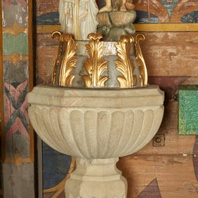 Zdjęcie nr 1: Wysoka podstawa na rzucie zbliżonym do kwadratu. Trzon tralkowy, kanelowany, ustawiony na kostce, zakończony profilowanym, ośmiobocznym pierścieniem. Czara półkolista, puklowana, o ośmiobocznym, profilowanym brzegu. Na boku podstawy inskrypcja: „A[nno] D[omini] 1728 KAS[…]”. Wewnątrz czary metalowa misa na wodę. Pokrywa drewniana, w formie cokołu, ujętego po bokach złoconymi liśćmi akantu, z drzwiczkami na froncie. Na niej ustawiona grupa rzeźbiarska Chrztu Chrystusa, z klęczącą frontalnie figurą Jezusa oraz stojącego obok, na skale św. Jana Chrzciciela, nad nimi Oko Opatrzności w glorii promienistej oraz gołębica Ducha Świętego. Na skale inskrypcje „966” i „1966”. 



