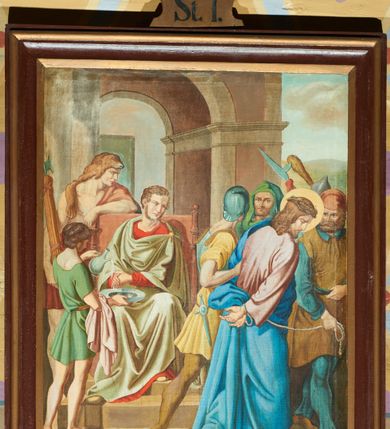 Zdjęcie nr 1: Stacje drogi krzyżowej w formie prostokąta stojącego, ujęte profilowaną ramą, zwieńczoną szczytem z krzyżem oraz napisem „St(acja)” i cyfrą rzymską. Kompozycja przedstawień wielopostaciowa, dynamiczna. Sceny ukazane na tle pejzażu, niektóre z fragmentem architektury. Chrystus na każdym z obrazów przedstawiony w różowej tunice i niebieskim płaszczu, z koroną cierniową na głowie i nimbem lub w białym perizonium. 


