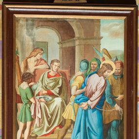 Zdjęcie nr 1: Stacje drogi krzyżowej w formie prostokąta stojącego, ujęte profilowaną ramą, zwieńczoną szczytem z krzyżem oraz napisem „St(acja)” i cyfrą rzymską. Kompozycja przedstawień wielopostaciowa, dynamiczna. Sceny ukazane na tle pejzażu, niektóre z fragmentem architektury. Chrystus na każdym z obrazów przedstawiony w różowej tunice i niebieskim płaszczu, z koroną cierniową na głowie i nimbem lub w białym perizonium. 


