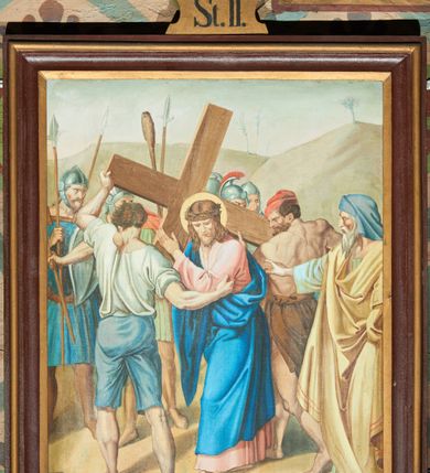 Zdjęcie nr 2: Stacje drogi krzyżowej w formie prostokąta stojącego, ujęte profilowaną ramą, zwieńczoną szczytem z krzyżem oraz napisem „St(acja)” i cyfrą rzymską. Kompozycja przedstawień wielopostaciowa, dynamiczna. Sceny ukazane na tle pejzażu, niektóre z fragmentem architektury. Chrystus na każdym z obrazów przedstawiony w różowej tunice i niebieskim płaszczu, z koroną cierniową na głowie i nimbem lub w białym perizonium. 


