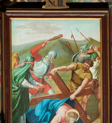 Zdjęcie nr 7: Stacje drogi krzyżowej w formie prostokąta stojącego, ujęte profilowaną ramą, zwieńczoną szczytem z krzyżem oraz napisem „St(acja)” i cyfrą rzymską. Kompozycja przedstawień wielopostaciowa, dynamiczna. Sceny ukazane na tle pejzażu, niektóre z fragmentem architektury. Chrystus na każdym z obrazów przedstawiony w różowej tunice i niebieskim płaszczu, z koroną cierniową na głowie i nimbem lub w białym perizonium. 


