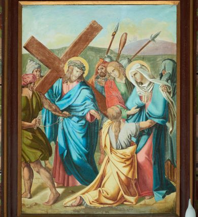 Zdjęcie nr 8: Stacje drogi krzyżowej w formie prostokąta stojącego, ujęte profilowaną ramą, zwieńczoną szczytem z krzyżem oraz napisem „St(acja)” i cyfrą rzymską. Kompozycja przedstawień wielopostaciowa, dynamiczna. Sceny ukazane na tle pejzażu, niektóre z fragmentem architektury. Chrystus na każdym z obrazów przedstawiony w różowej tunice i niebieskim płaszczu, z koroną cierniową na głowie i nimbem lub w białym perizonium. 


