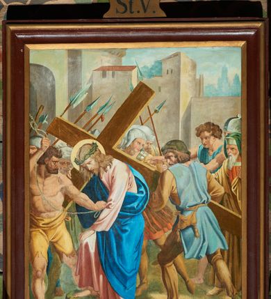 Zdjęcie nr 9: Stacje drogi krzyżowej w formie prostokąta stojącego, ujęte profilowaną ramą, zwieńczoną szczytem z krzyżem oraz napisem „St(acja)” i cyfrą rzymską. Kompozycja przedstawień wielopostaciowa, dynamiczna. Sceny ukazane na tle pejzażu, niektóre z fragmentem architektury. Chrystus na każdym z obrazów przedstawiony w różowej tunice i niebieskim płaszczu, z koroną cierniową na głowie i nimbem lub w białym perizonium. 


