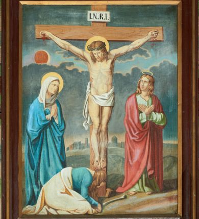 Zdjęcie nr 4: Stacje drogi krzyżowej w formie prostokąta stojącego, ujęte profilowaną ramą, zwieńczoną szczytem z krzyżem oraz napisem „St(acja)” i cyfrą rzymską. Kompozycja przedstawień wielopostaciowa, dynamiczna. Sceny ukazane na tle pejzażu, niektóre z fragmentem architektury. Chrystus na każdym z obrazów przedstawiony w różowej tunice i niebieskim płaszczu, z koroną cierniową na głowie i nimbem lub w białym perizonium. 


