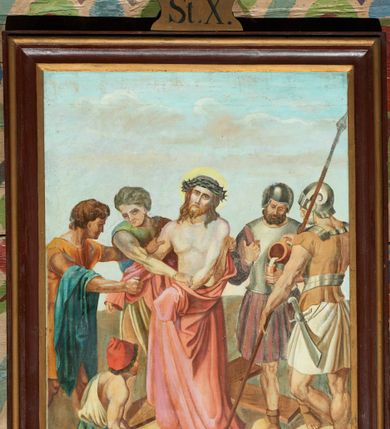 Zdjęcie nr 14: Stacje drogi krzyżowej w formie prostokąta stojącego, ujęte profilowaną ramą, zwieńczoną szczytem z krzyżem oraz napisem „St(acja)” i cyfrą rzymską. Kompozycja przedstawień wielopostaciowa, dynamiczna. Sceny ukazane na tle pejzażu, niektóre z fragmentem architektury. Chrystus na każdym z obrazów przedstawiony w różowej tunice i niebieskim płaszczu, z koroną cierniową na głowie i nimbem lub w białym perizonium. 


