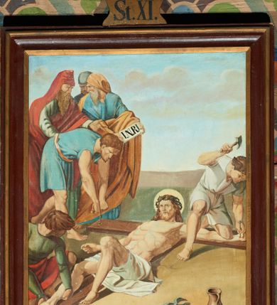 Zdjęcie nr 3: Stacje drogi krzyżowej w formie prostokąta stojącego, ujęte profilowaną ramą, zwieńczoną szczytem z krzyżem oraz napisem „St(acja)” i cyfrą rzymską. Kompozycja przedstawień wielopostaciowa, dynamiczna. Sceny ukazane na tle pejzażu, niektóre z fragmentem architektury. Chrystus na każdym z obrazów przedstawiony w różowej tunice i niebieskim płaszczu, z koroną cierniową na głowie i nimbem lub w białym perizonium. 


