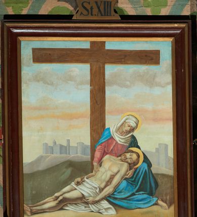 Zdjęcie nr 5: Stacje drogi krzyżowej w formie prostokąta stojącego, ujęte profilowaną ramą, zwieńczoną szczytem z krzyżem oraz napisem „St(acja)” i cyfrą rzymską. Kompozycja przedstawień wielopostaciowa, dynamiczna. Sceny ukazane na tle pejzażu, niektóre z fragmentem architektury. Chrystus na każdym z obrazów przedstawiony w różowej tunice i niebieskim płaszczu, z koroną cierniową na głowie i nimbem lub w białym perizonium. 


