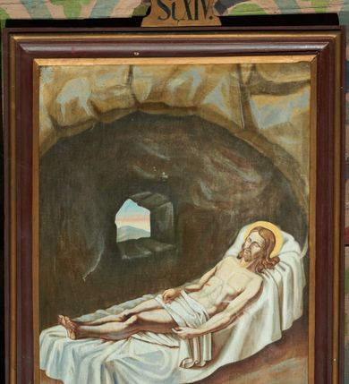 Zdjęcie nr 6: Stacje drogi krzyżowej w formie prostokąta stojącego, ujęte profilowaną ramą, zwieńczoną szczytem z krzyżem oraz napisem „St(acja)” i cyfrą rzymską. Kompozycja przedstawień wielopostaciowa, dynamiczna. Sceny ukazane na tle pejzażu, niektóre z fragmentem architektury. Chrystus na każdym z obrazów przedstawiony w różowej tunice i niebieskim płaszczu, z koroną cierniową na głowie i nimbem lub w białym perizonium. 


