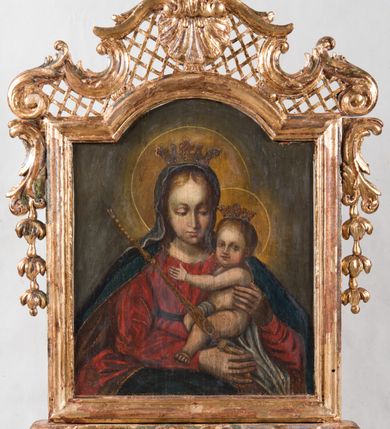 Zdjęcie nr 3: Rama feretronu profilowana w formie stojącego prostokąta zamkniętego łukiem odcinkowym nadwieszonym. Ustawiona na podstawie ujętej spływami wolutowymi, dekorowanymi akantem i kampanulami z dwoma otworami na drzewce. Rama zwieńczona szczytem utworzonym z wklęsło-wypukłych akantowych wolut wypełnionych ażurową kratką, zakończonym muszlami, ze zwisami po bokach utworzonymi z akantu i kampanuli. 
Na awersie obraz Matki Boskiej z Dzieciątkiem. Maria ukazana jest w półpostaci, frontalnie, z pochyloną głową. Prawą ręką podtrzymuje Dzieciątko, zaś w dłoni ma berło, lewą ręką trzyma Jezusa. Twarz ma owalną, o skierowanych w dół i w lewo oczach, prostym nosie i małych, pełnych ustach. Włosy ma jasne, schowane pod welonem. Ubrana jest w czerwoną suknię przepasaną w talii, niebieski płaszcz z brązową podszewką, zarzucony na ramiona i nogi, na głowie zaś ma szary welon i koronę otwartą. Dzieciątko ukazane jako siedzące, skierowane jest w trzech czwartych w prawo, z wyciągniętą w przód lewą nogą, lewą rękę kładzie na piersi Marii. Twarz ma okrągłą o pełnych policzkach, okoloną jasnymi włosami. Ukazane jest jako niemal nagie, w partii podbrzusza przesłonięte fragmentem białej pieluszki. Na głowie ma koronę otwartą. Wokół głów obu postaci żółto-brązowe nimby zamknięte. Maria z Dzieciątkiem ukazani są na zielono-brązowym tle. 
Na rewersie obraz św. Józefa z Dzieciątkiem. Święty ukazany jest do kolan, jako siedzący, zwrócony w trzech czwartych w prawo, z głową przechyloną na lewy bark. Obiema rękami podtrzymuje stojące na jego kolanach Dzieciątko. Józef ma pociągłą twarz, o głęboko osadzonych, zmrużonych oczach, prostym nosie i pełnych ustach, okoloną ciemnobrązową brodą i włosami sięgającymi ramion. Ubrany jest w ciemnozieloną tunikę oraz czerwony płaszcz zarzucony na ramiona i kolana. Dzieciątko zwrócone jest frontalnie z głową skierowaną w prawo, stoi na prawej nodze na kolanach Józefa. W prawej, uniesionej ręce trzyma gałązkę lilii, lewą wyciąga w bok. Twarz ma okrągłą, o wyraźnych rysach, okoloną brązowymi, krótkimi włosami. W partii bioder przesłonięte białą pieluszką. Wokół głów postaci nimby promieniste. Józef z Dzieciątkiem ukazani są na niebieskim tle. 