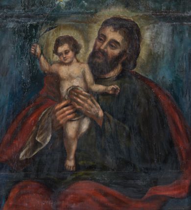 Zdjęcie nr 1: Rama feretronu profilowana w formie stojącego prostokąta zamkniętego łukiem odcinkowym nadwieszonym. Ustawiona na podstawie ujętej spływami wolutowymi, dekorowanymi akantem i kampanulami z dwoma otworami na drzewce. Rama zwieńczona szczytem utworzonym z wklęsło-wypukłych akantowych wolut wypełnionych ażurową kratką, zakończonym muszlami, ze zwisami po bokach utworzonymi z akantu i kampanuli. 
Na awersie obraz Matki Boskiej z Dzieciątkiem. Maria ukazana jest w półpostaci, frontalnie, z pochyloną głową. Prawą ręką podtrzymuje Dzieciątko, zaś w dłoni ma berło, lewą ręką trzyma Jezusa. Twarz ma owalną, o skierowanych w dół i w lewo oczach, prostym nosie i małych, pełnych ustach. Włosy ma jasne, schowane pod welonem. Ubrana jest w czerwoną suknię przepasaną w talii, niebieski płaszcz z brązową podszewką, zarzucony na ramiona i nogi, na głowie zaś ma szary welon i koronę otwartą. Dzieciątko ukazane jako siedzące, skierowane jest w trzech czwartych w prawo, z wyciągniętą w przód lewą nogą, lewą rękę kładzie na piersi Marii. Twarz ma okrągłą o pełnych policzkach, okoloną jasnymi włosami. Ukazane jest jako niemal nagie, w partii podbrzusza przesłonięte fragmentem białej pieluszki. Na głowie ma koronę otwartą. Wokół głów obu postaci żółto-brązowe nimby zamknięte. Maria z Dzieciątkiem ukazani są na zielono-brązowym tle. 
Na rewersie obraz św. Józefa z Dzieciątkiem. Święty ukazany jest do kolan, jako siedzący, zwrócony w trzech czwartych w prawo, z głową przechyloną na lewy bark. Obiema rękami podtrzymuje stojące na jego kolanach Dzieciątko. Józef ma pociągłą twarz, o głęboko osadzonych, zmrużonych oczach, prostym nosie i pełnych ustach, okoloną ciemnobrązową brodą i włosami sięgającymi ramion. Ubrany jest w ciemnozieloną tunikę oraz czerwony płaszcz zarzucony na ramiona i kolana. Dzieciątko zwrócone jest frontalnie z głową skierowaną w prawo, stoi na prawej nodze na kolanach Józefa. W prawej, uniesionej ręce trzyma gałązkę lilii, lewą wyciąga w bok. Twarz ma okrągłą, o wyraźnych rysach, okoloną brązowymi, krótkimi włosami. W partii bioder przesłonięte białą pieluszką. Wokół głów postaci nimby promieniste. Józef z Dzieciątkiem ukazani są na niebieskim tle. 