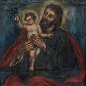 Zdjęcie nr 1: Rama feretronu profilowana w formie stojącego prostokąta zamkniętego łukiem odcinkowym nadwieszonym. Ustawiona na podstawie ujętej spływami wolutowymi, dekorowanymi akantem i kampanulami z dwoma otworami na drzewce. Rama zwieńczona szczytem utworzonym z wklęsło-wypukłych akantowych wolut wypełnionych ażurową kratką, zakończonym muszlami, ze zwisami po bokach utworzonymi z akantu i kampanuli. 
Na awersie obraz Matki Boskiej z Dzieciątkiem. Maria ukazana jest w półpostaci, frontalnie, z pochyloną głową. Prawą ręką podtrzymuje Dzieciątko, zaś w dłoni ma berło, lewą ręką trzyma Jezusa. Twarz ma owalną, o skierowanych w dół i w lewo oczach, prostym nosie i małych, pełnych ustach. Włosy ma jasne, schowane pod welonem. Ubrana jest w czerwoną suknię przepasaną w talii, niebieski płaszcz z brązową podszewką, zarzucony na ramiona i nogi, na głowie zaś ma szary welon i koronę otwartą. Dzieciątko ukazane jako siedzące, skierowane jest w trzech czwartych w prawo, z wyciągniętą w przód lewą nogą, lewą rękę kładzie na piersi Marii. Twarz ma okrągłą o pełnych policzkach, okoloną jasnymi włosami. Ukazane jest jako niemal nagie, w partii podbrzusza przesłonięte fragmentem białej pieluszki. Na głowie ma koronę otwartą. Wokół głów obu postaci żółto-brązowe nimby zamknięte. Maria z Dzieciątkiem ukazani są na zielono-brązowym tle. 
Na rewersie obraz św. Józefa z Dzieciątkiem. Święty ukazany jest do kolan, jako siedzący, zwrócony w trzech czwartych w prawo, z głową przechyloną na lewy bark. Obiema rękami podtrzymuje stojące na jego kolanach Dzieciątko. Józef ma pociągłą twarz, o głęboko osadzonych, zmrużonych oczach, prostym nosie i pełnych ustach, okoloną ciemnobrązową brodą i włosami sięgającymi ramion. Ubrany jest w ciemnozieloną tunikę oraz czerwony płaszcz zarzucony na ramiona i kolana. Dzieciątko zwrócone jest frontalnie z głową skierowaną w prawo, stoi na prawej nodze na kolanach Józefa. W prawej, uniesionej ręce trzyma gałązkę lilii, lewą wyciąga w bok. Twarz ma okrągłą, o wyraźnych rysach, okoloną brązowymi, krótkimi włosami. W partii bioder przesłonięte białą pieluszką. Wokół głów postaci nimby promieniste. Józef z Dzieciątkiem ukazani są na niebieskim tle. 
